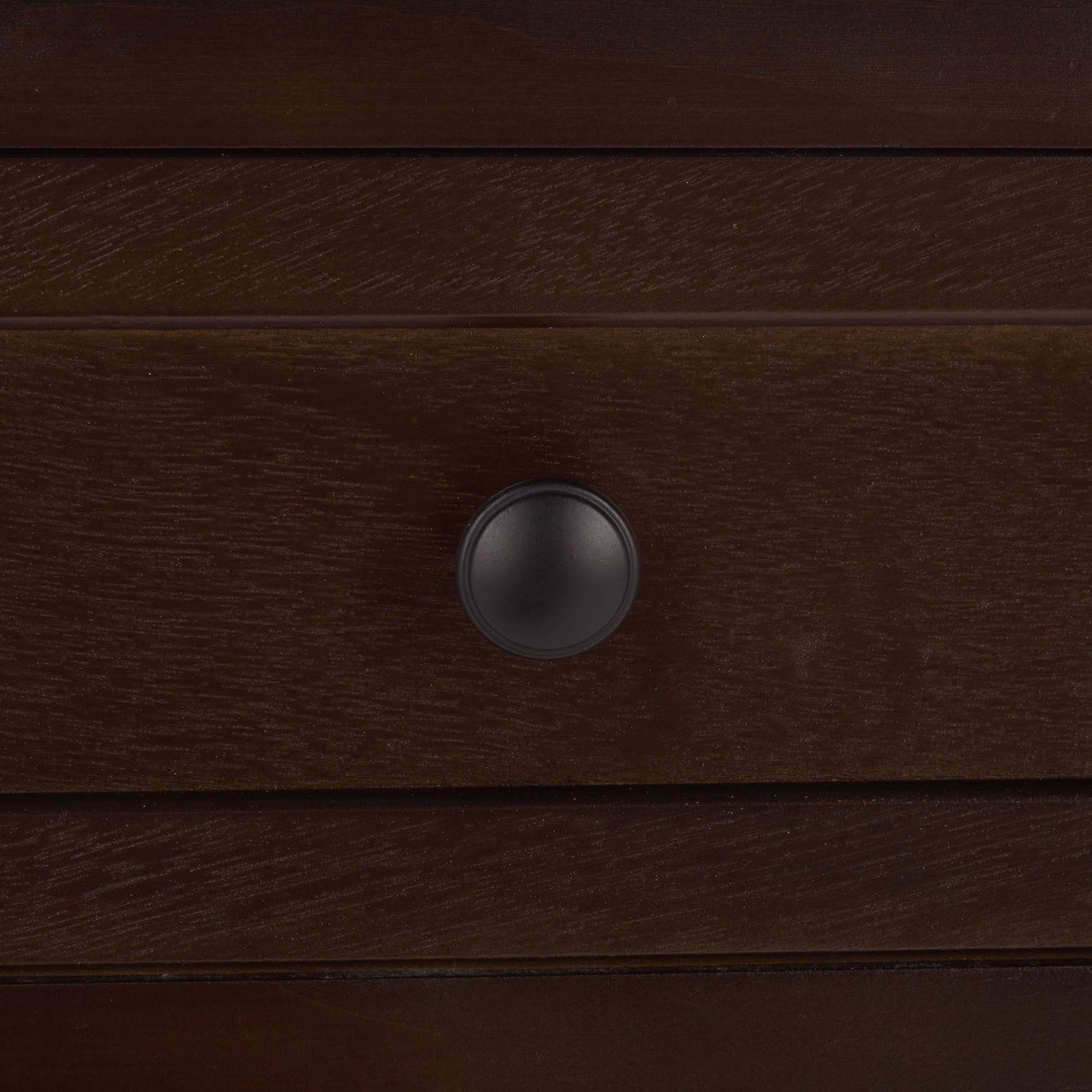 A round dark metal knob gives the chocolate brown drawer a classic finishing touch. || AMH5700H || handle_studio
