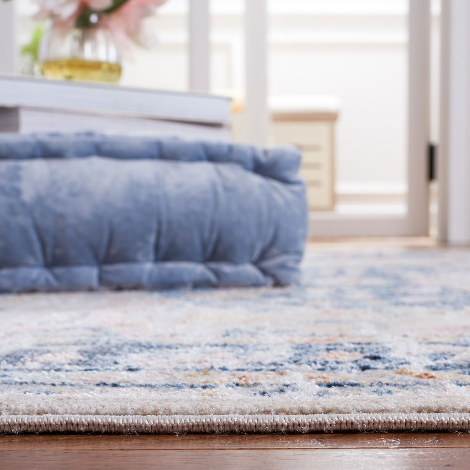 Low, cushy pile offers everyday comfort while the classic motif blends easily with decor. || BLR200B-5 || detail_room