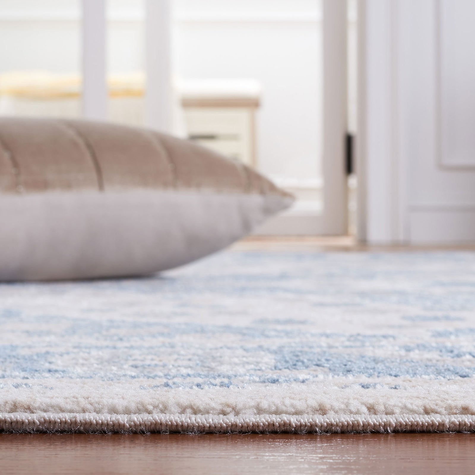 Profile view highlights the soft sheen and cushioned pile along the cleanly finished edge || BLR208B-5 || detail_room