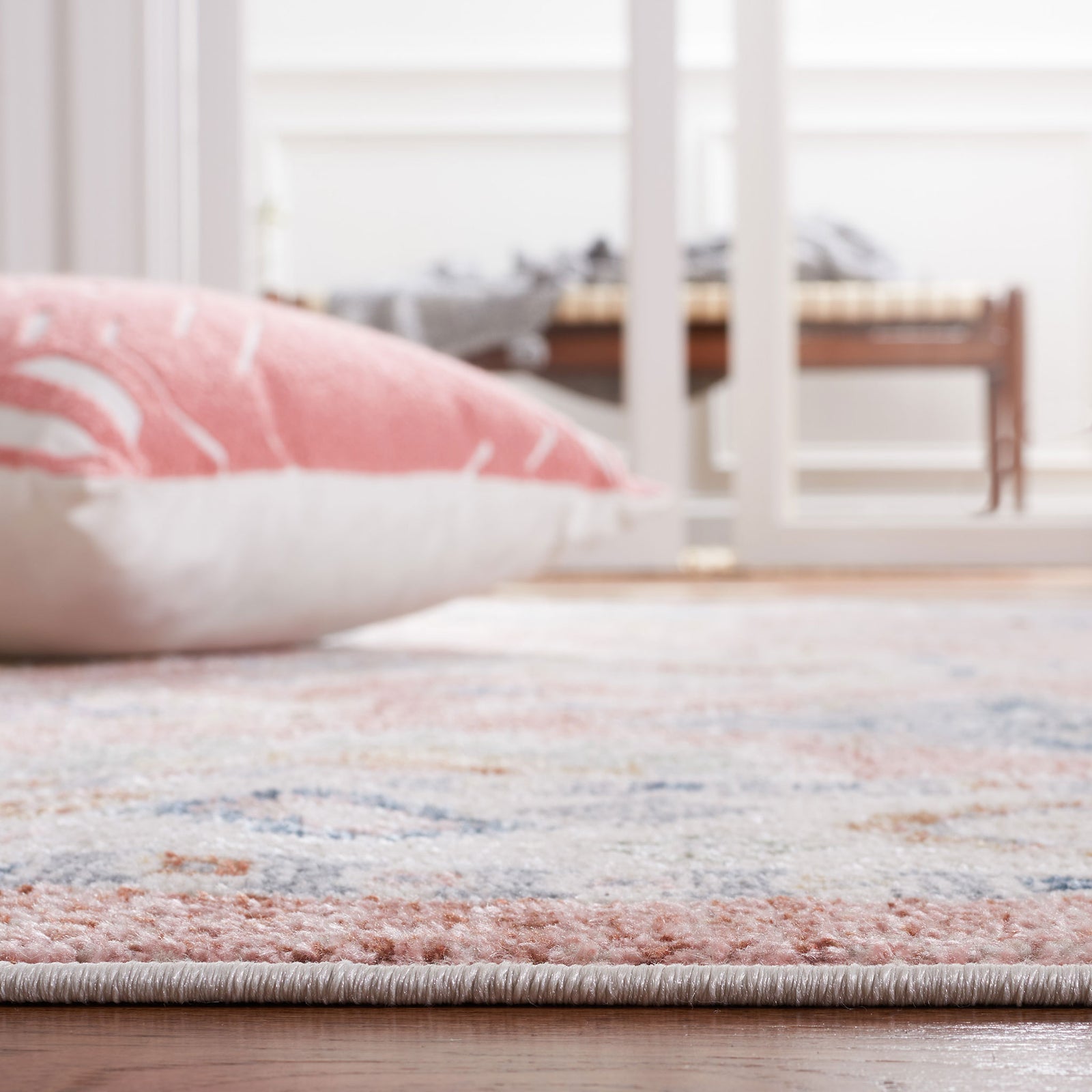 Low-profile pile with softly rounded edge for a smooth transition to the floor || BLR218U-5 || detail_room