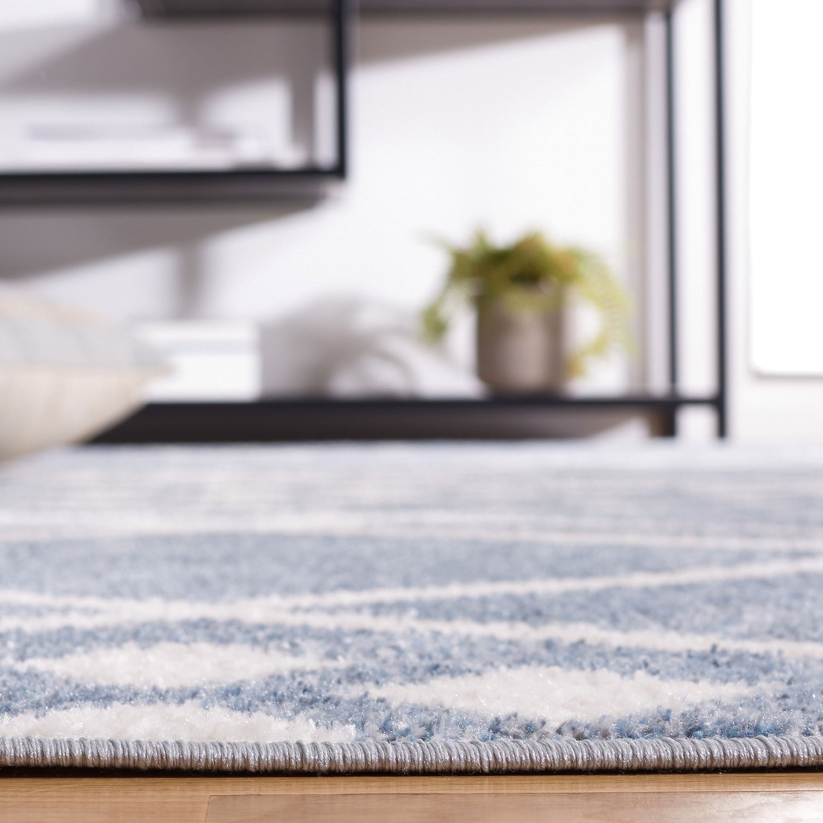 Low-profile pile offers cushioned comfort with easy, family-friendly maintenance. || BLR228M-5 || detail_room