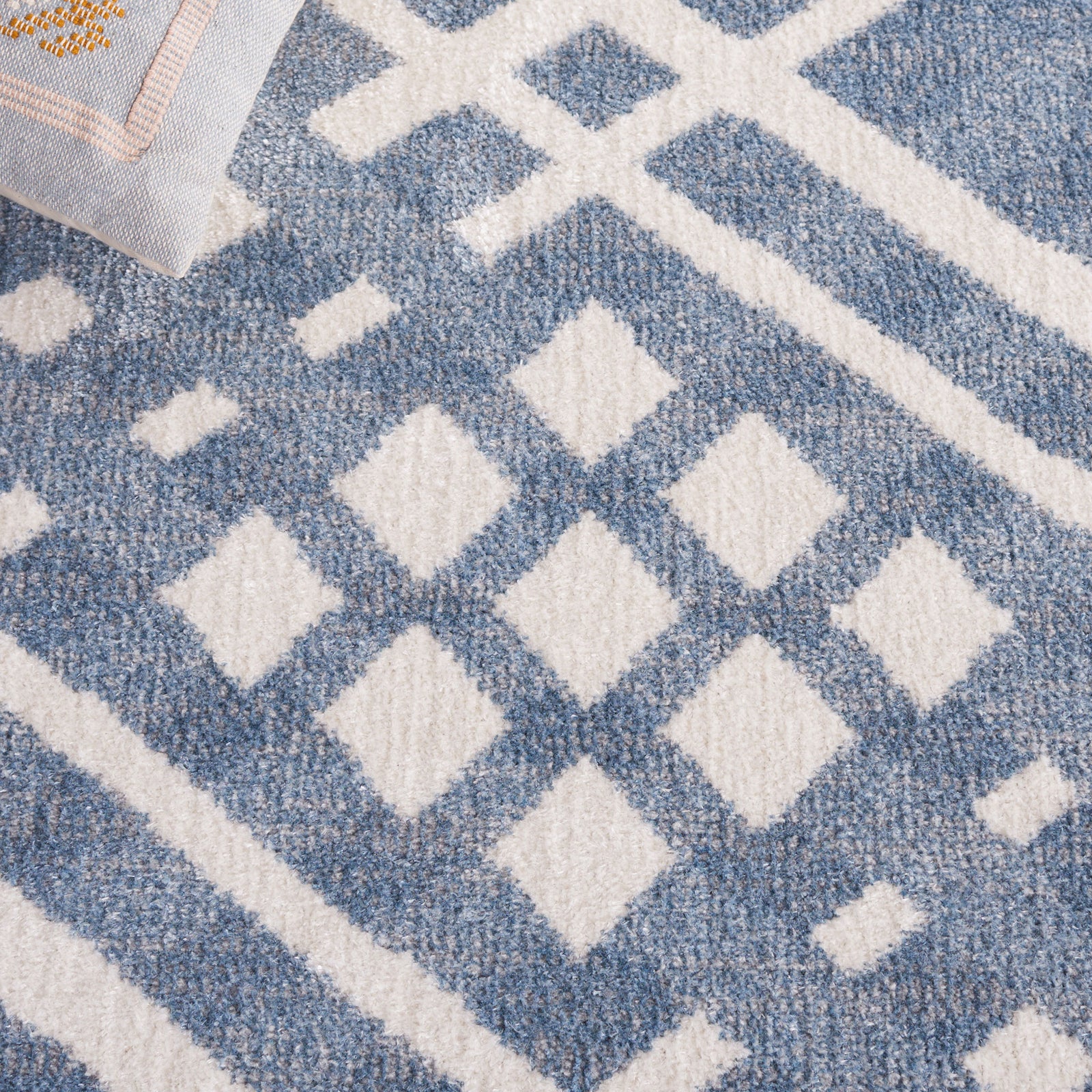 Textured pattern in blue and ivory adds depth and dimension to the design. || BLR228M-5 || detail_room