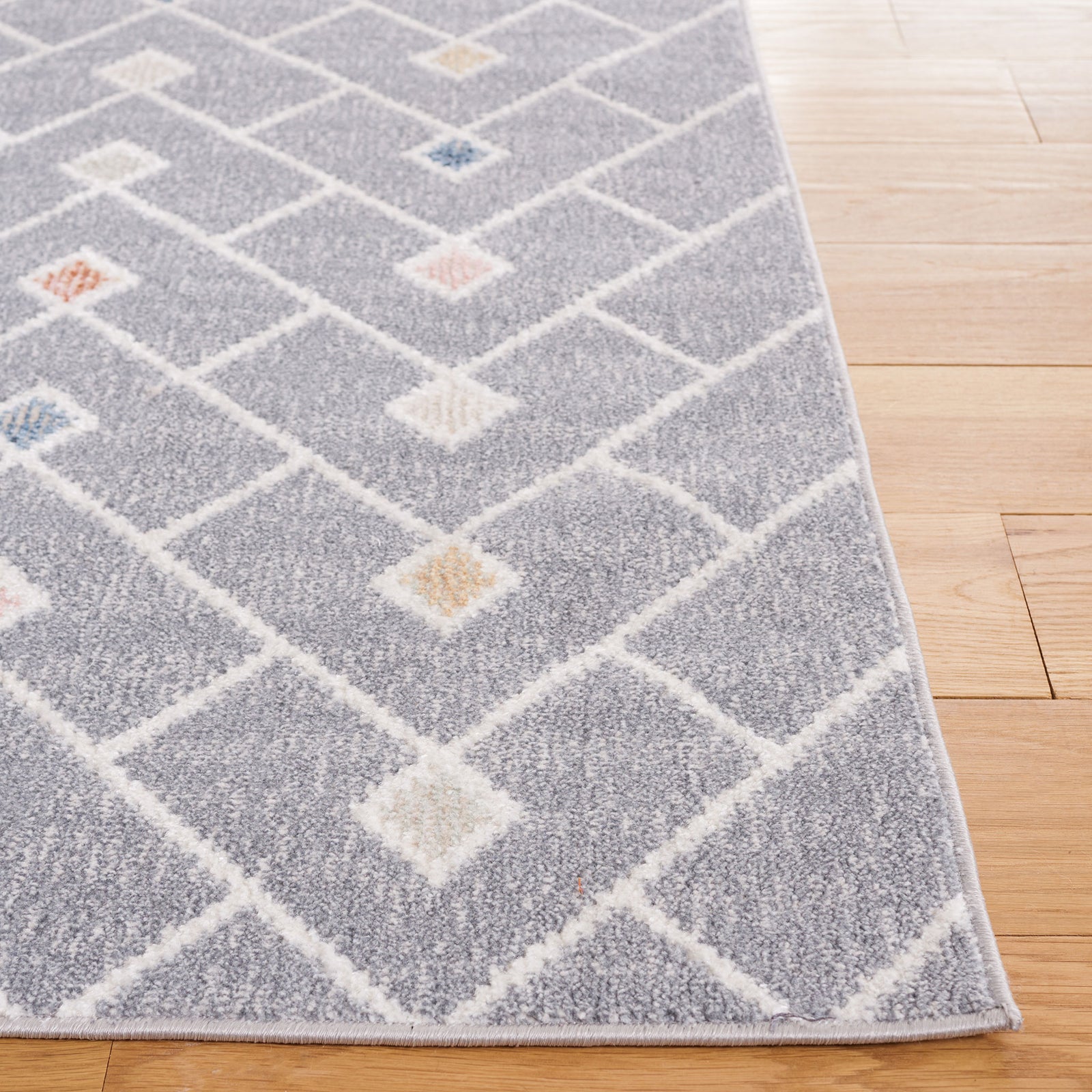 Serged edge frames the lattice pattern with blue, peach, and ivory diamonds || BLR230F-5 || corner_room