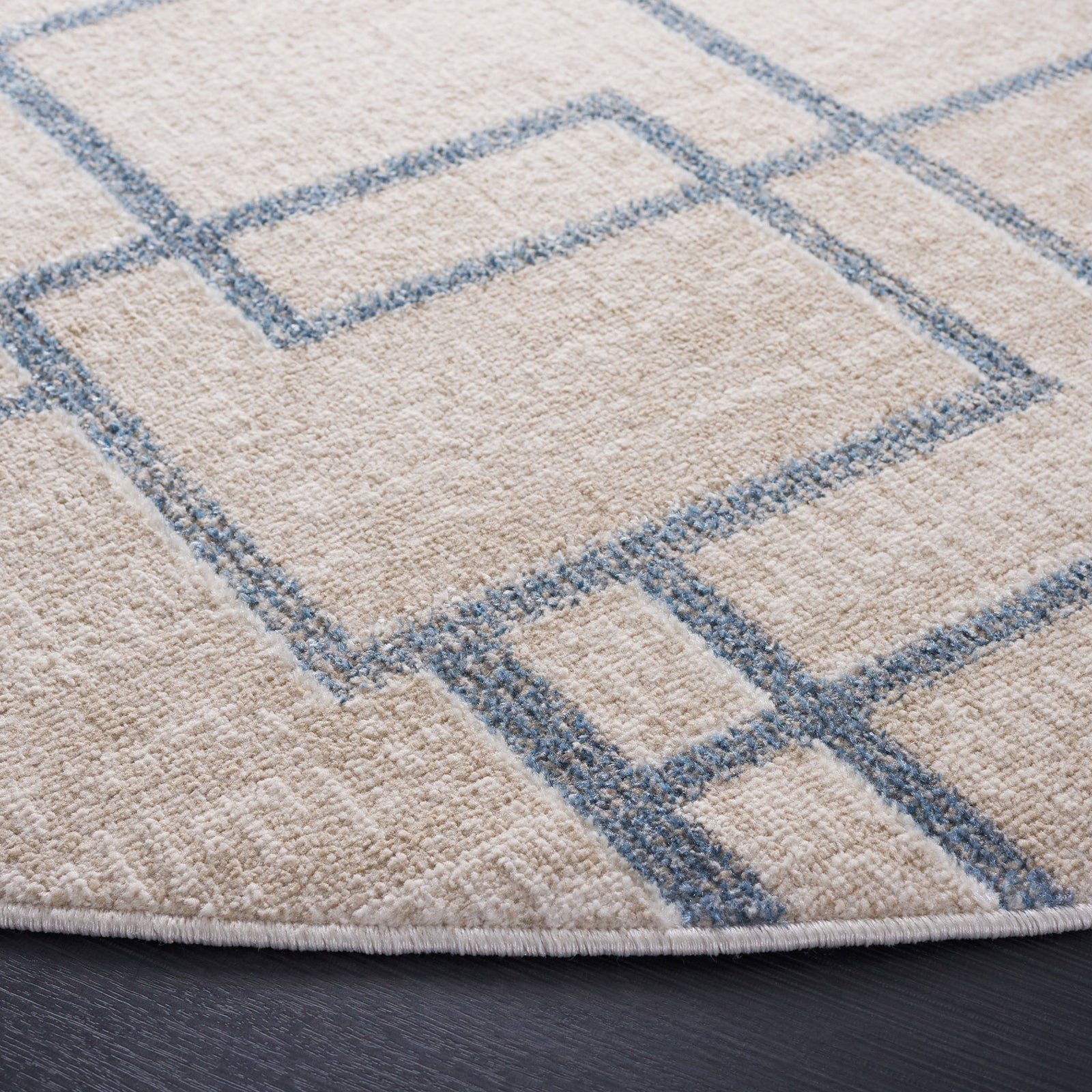 Beige rug with raised gray geometric lines and a neatly finished rounded edge || BLR238B-7R || detail_room