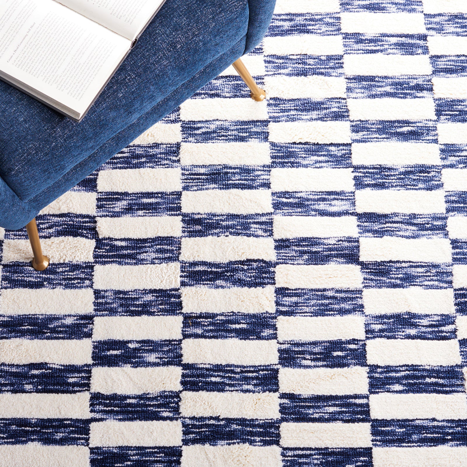Bold check pattern in navy and ivory brings a modern, graphic statement underfoot || ECR109N-5 || detail_room