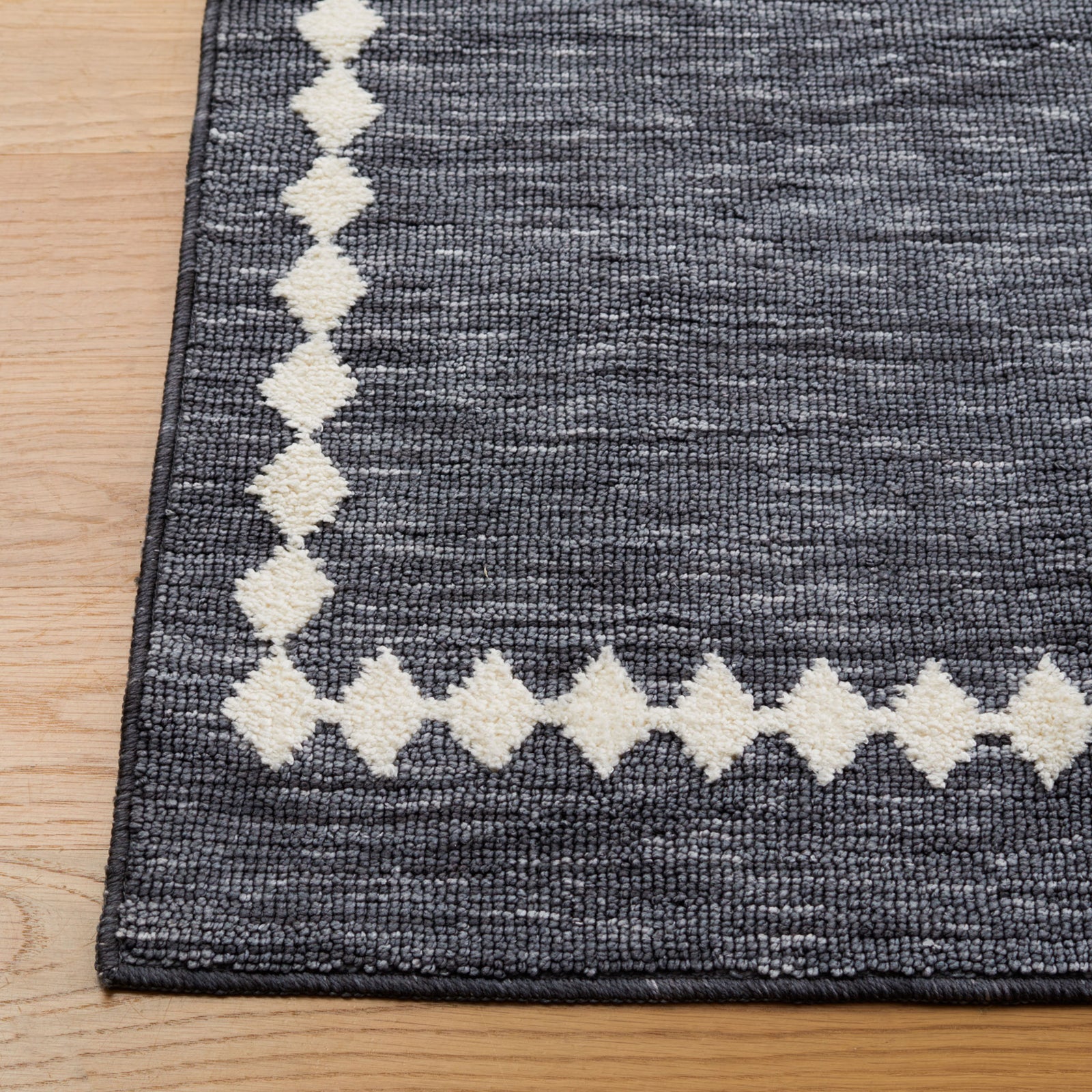 Crisp ivory diamond border frames the heathered gray ground for a tailored, Scandinavian vibe || ECR110F-5 || corner_room