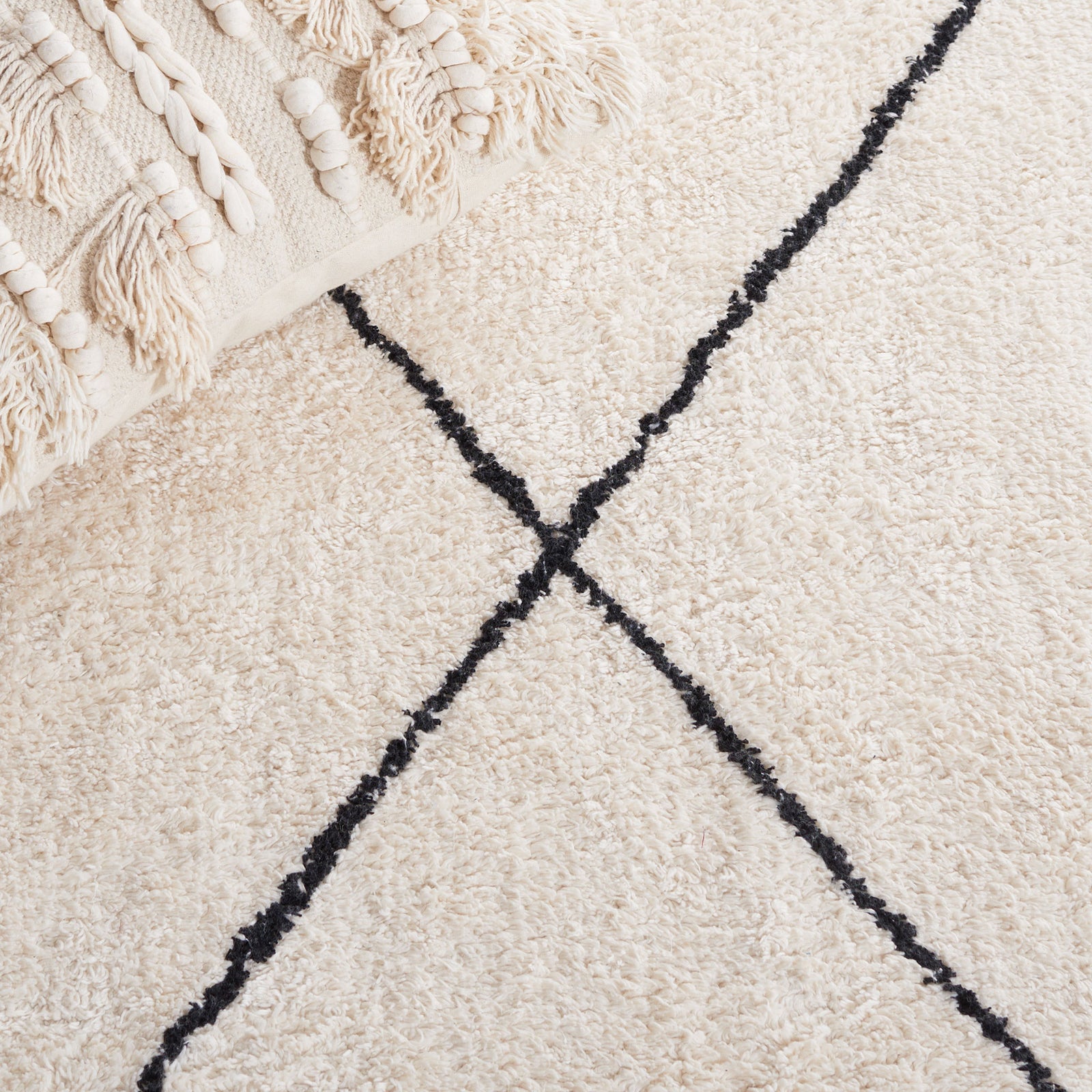 Soft ivory pile with intersecting black lines for a graphic, minimalist look || ECR210A-5 || detail_room