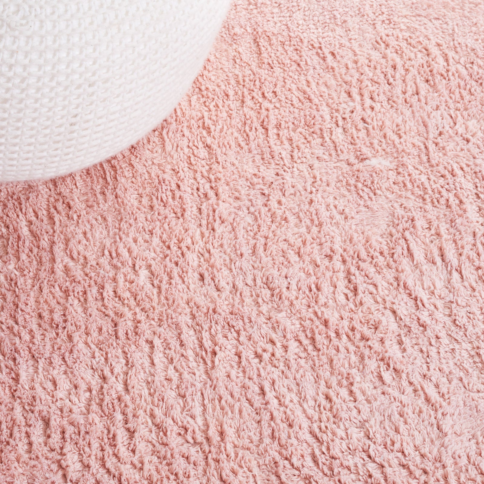 Textured pink pile offers inviting softness, accented by subtle ivory tones. || ECR211U-5 || detail_room