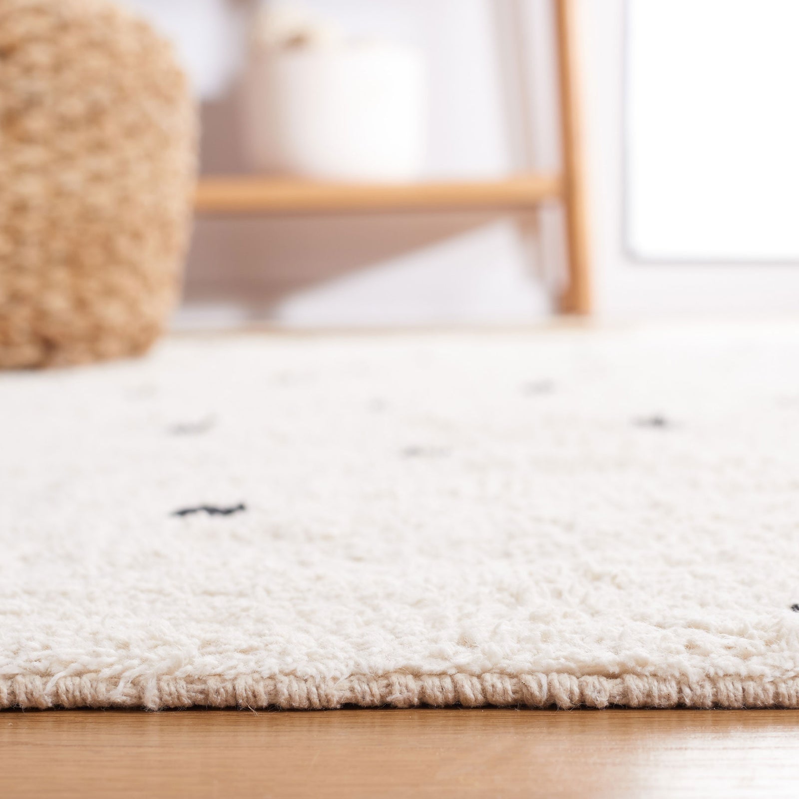 Soft, medium pile with neatly finished edge for comfortable footing. || ECR212Z-5 || detail_room