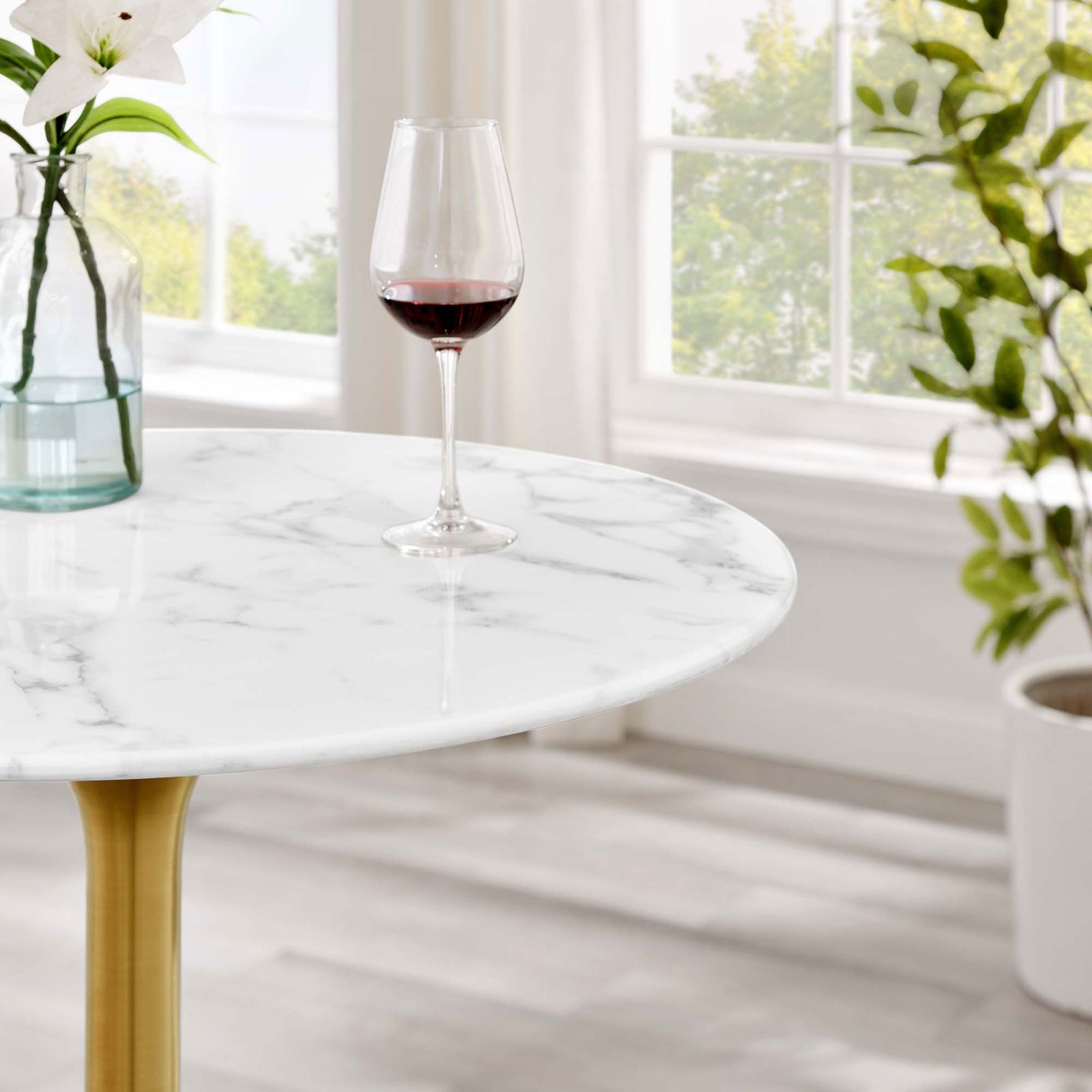 Elegant faux marble surface with polished edge perfect for drinks and decor || EEI-3264-GLD-WHI || detail_room