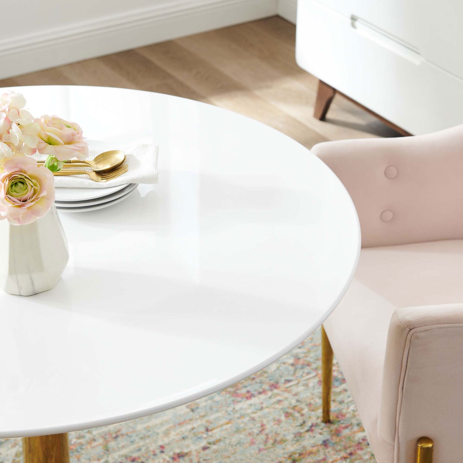 Close view of Verne 40-inch tabletop with decor accenting the glossy white coated surface || EEI-4748-GLD-WHI || detail_room