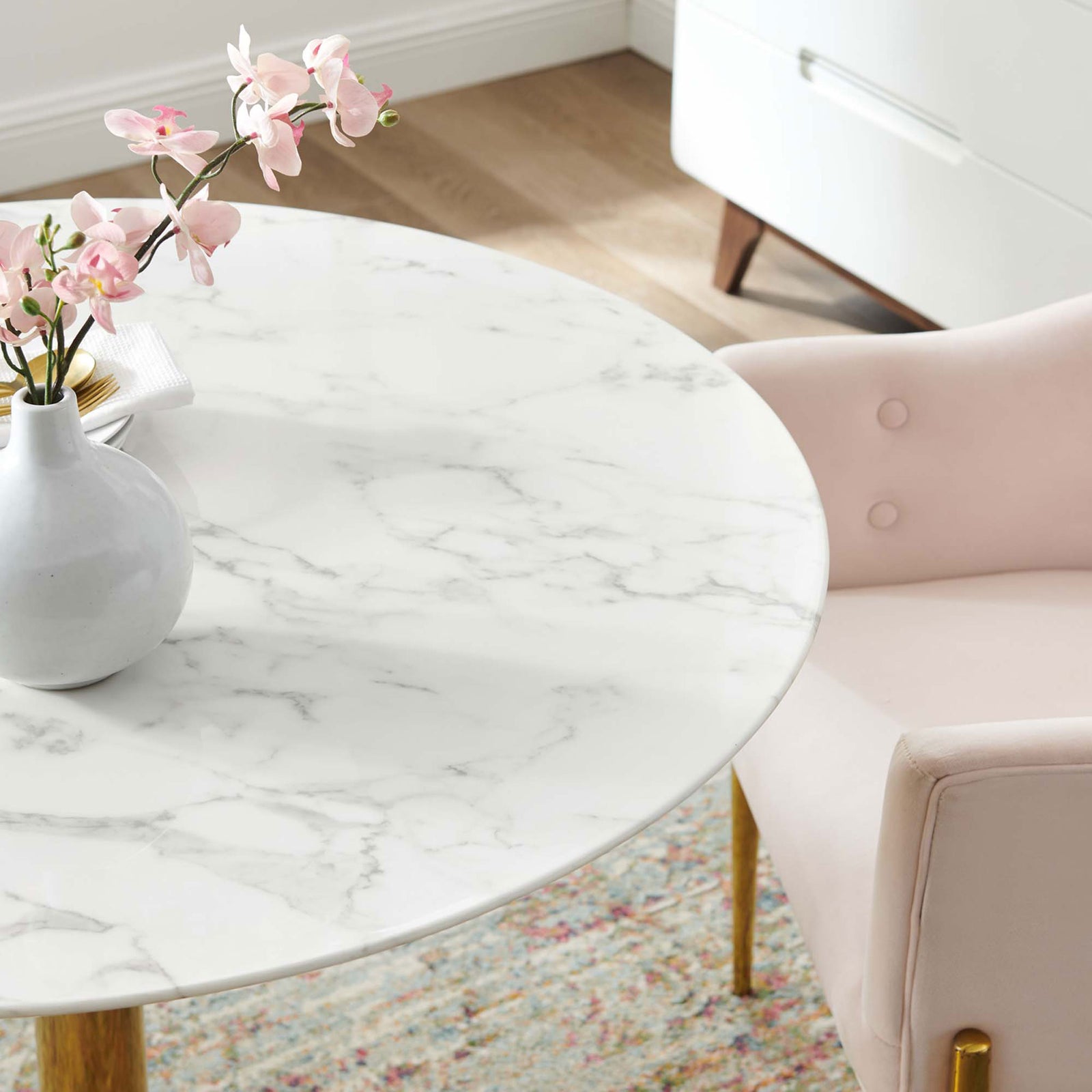 Marble-look round tabletop paired with blush chair in an airy dining space || EEI-4749-GLD-WHI || detail_room