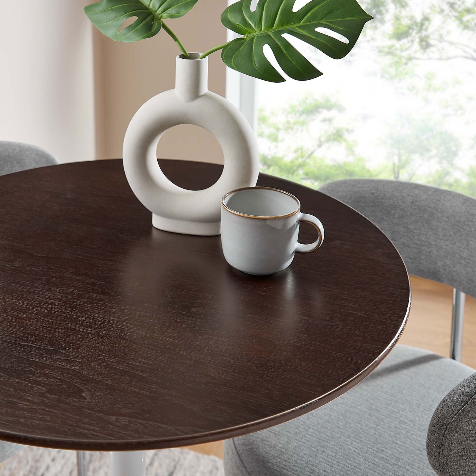 Warm wood-grain top with beveled edge elevates everyday gatherings || EEI-5199-WHI-CHE || detail_room