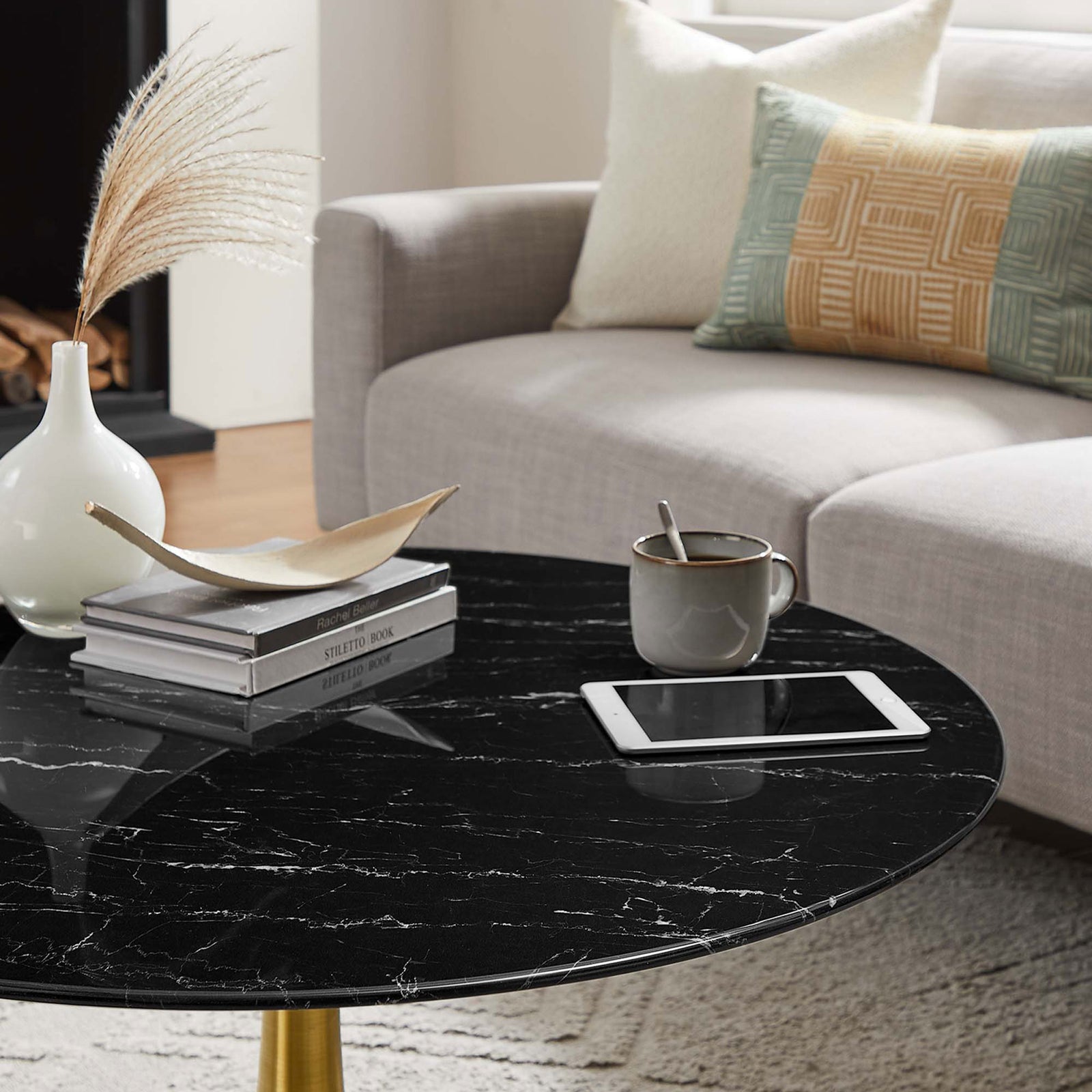 Rich white veining on the black faux marble top adds depth and luxury to everyday moments || EEI-5521-GLD-BLK || detail_room