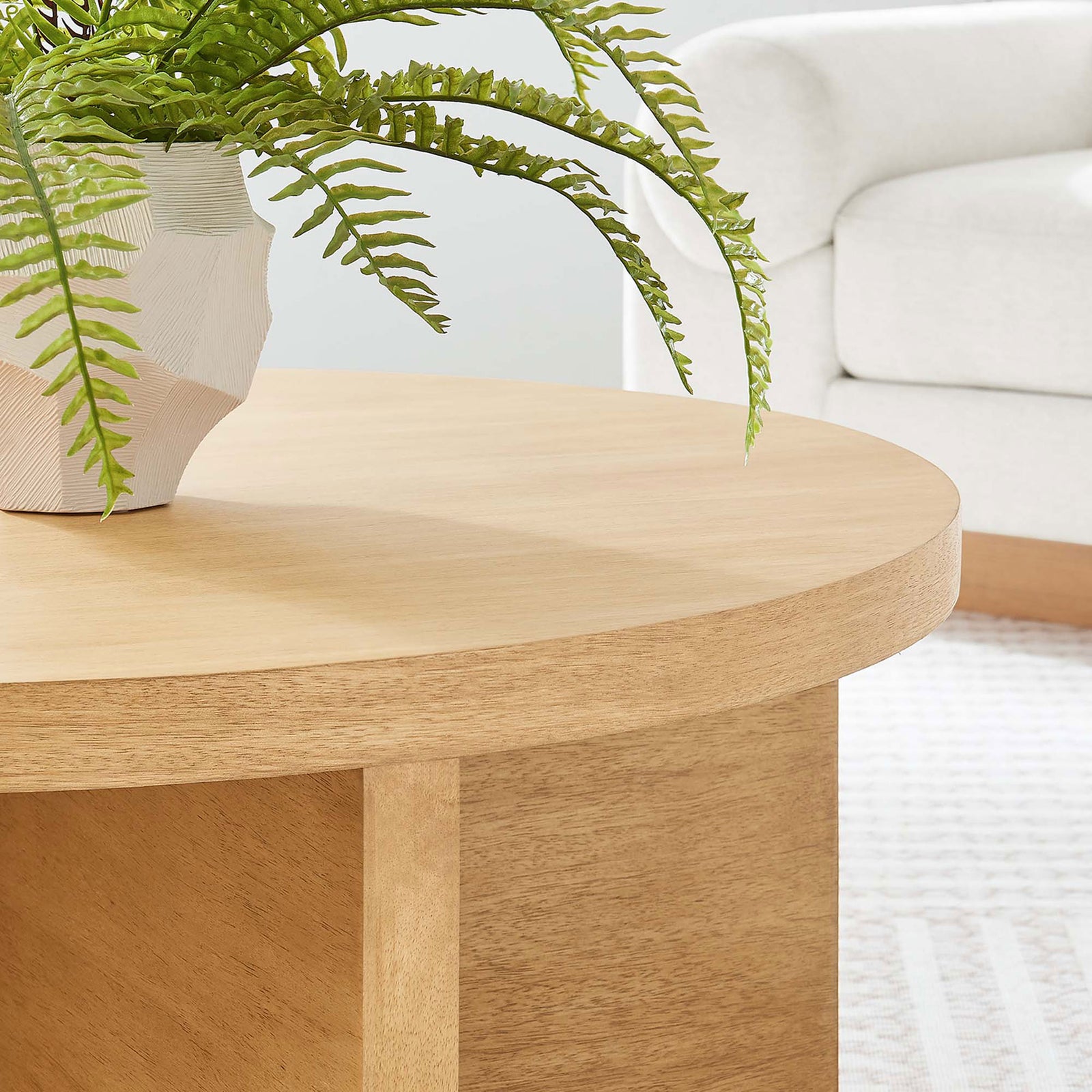 Natural finish and rounded edge pair effortlessly with modern decor || EEI-6580-NAT || detail_room