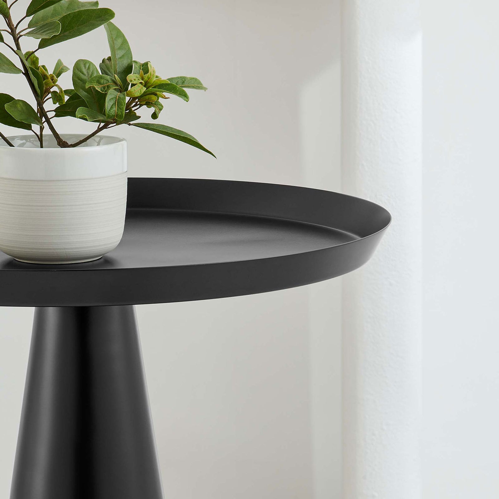 Black rimmed tabletop pairs effortlessly with greenery and soft neutral decor in a modern room || EEI-6608-BLK || detail_room