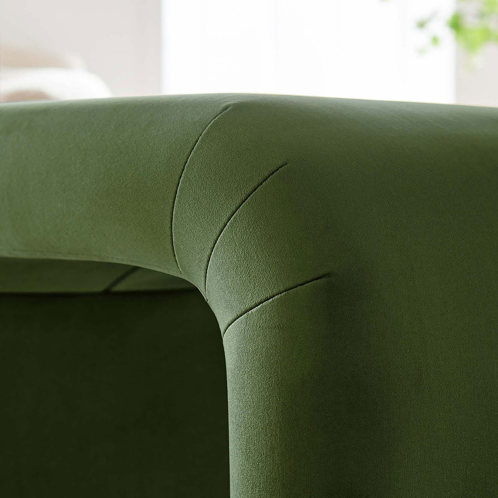 Smooth velvet surface and refined seams bring a polished look to the space || EEI-6733-BLK-MOS || detail_room