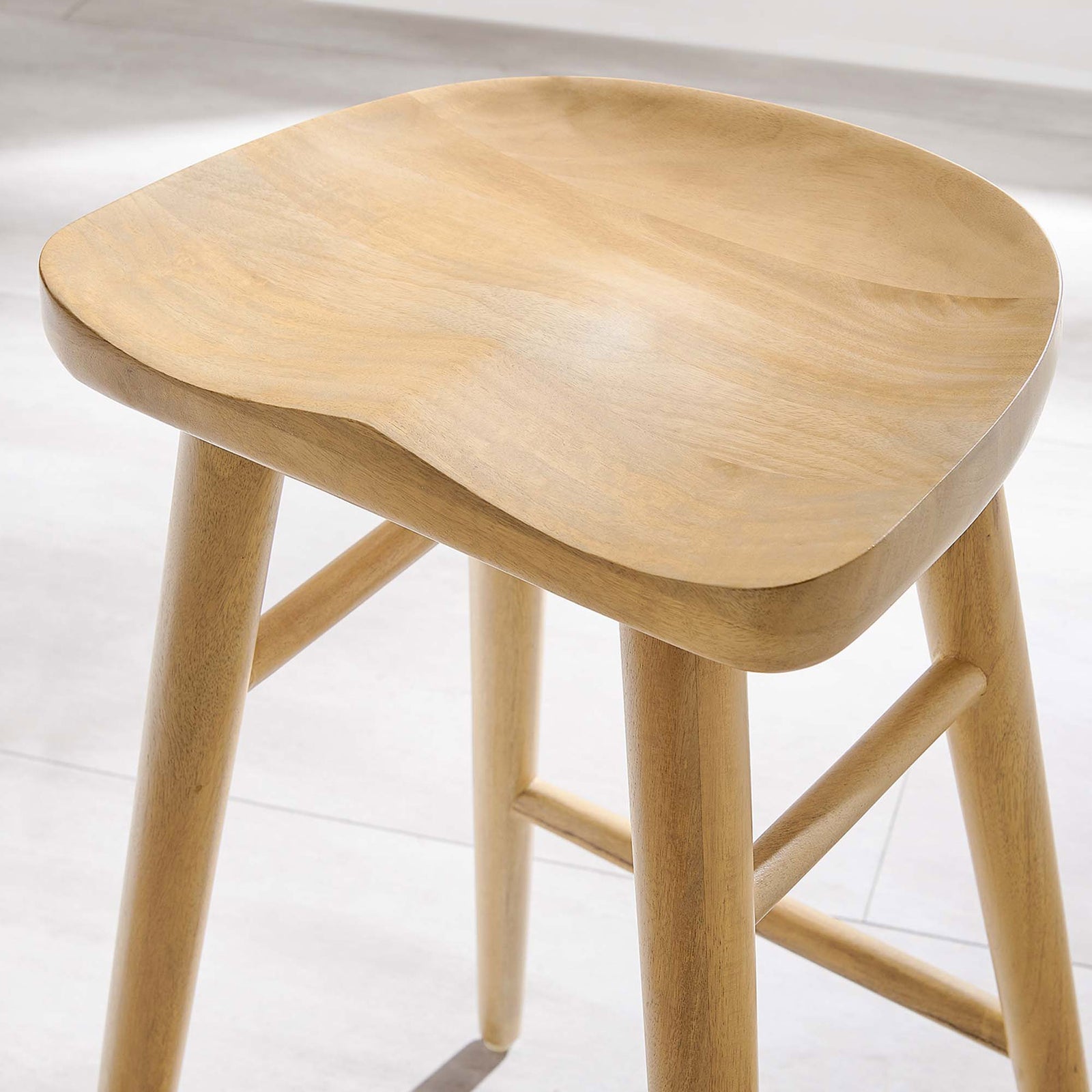 Contoured oak seat showcasing natural wood grain and smooth finish || EEI-6739-OAK || detail_room