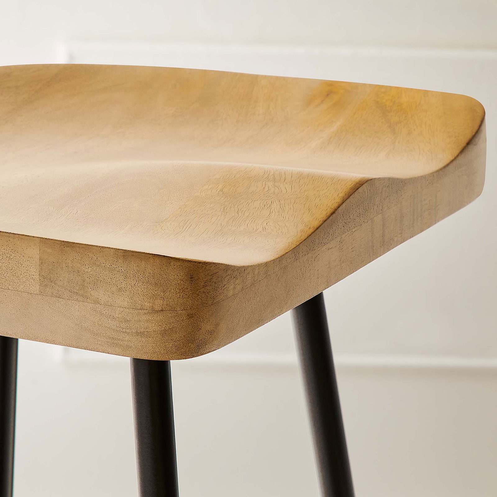 Sculpted bar seat highlights natural wood character and a gentle ergonomic dip || EEI-6742-OAK || detail_room