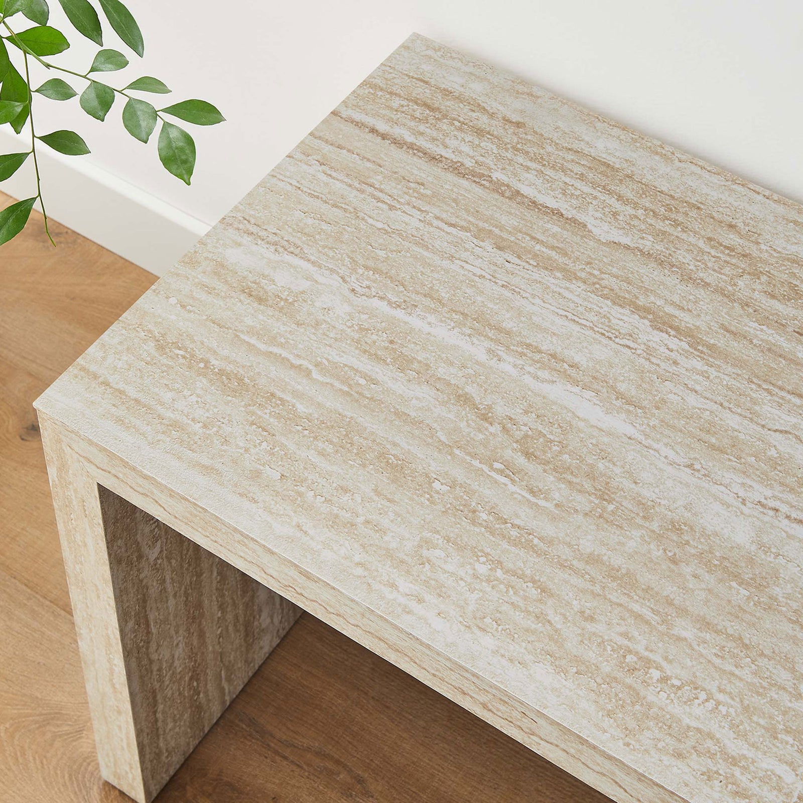 Smooth edges and organic veining bring a natural touch to contemporary interiors || EEI-6774-TRA || detail_room