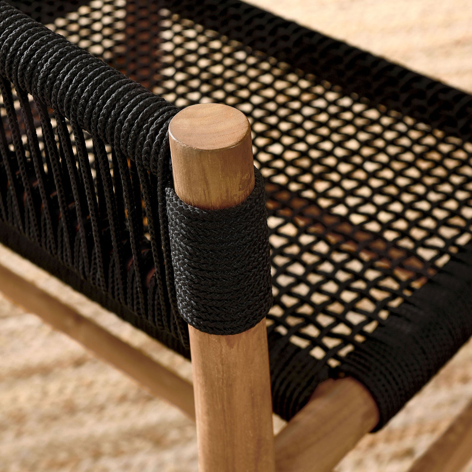 Black rope wrap and teak post resting on a textured outdoor rug for warm natural contrast || EEI-6811-NAT-BLK || swatch_room