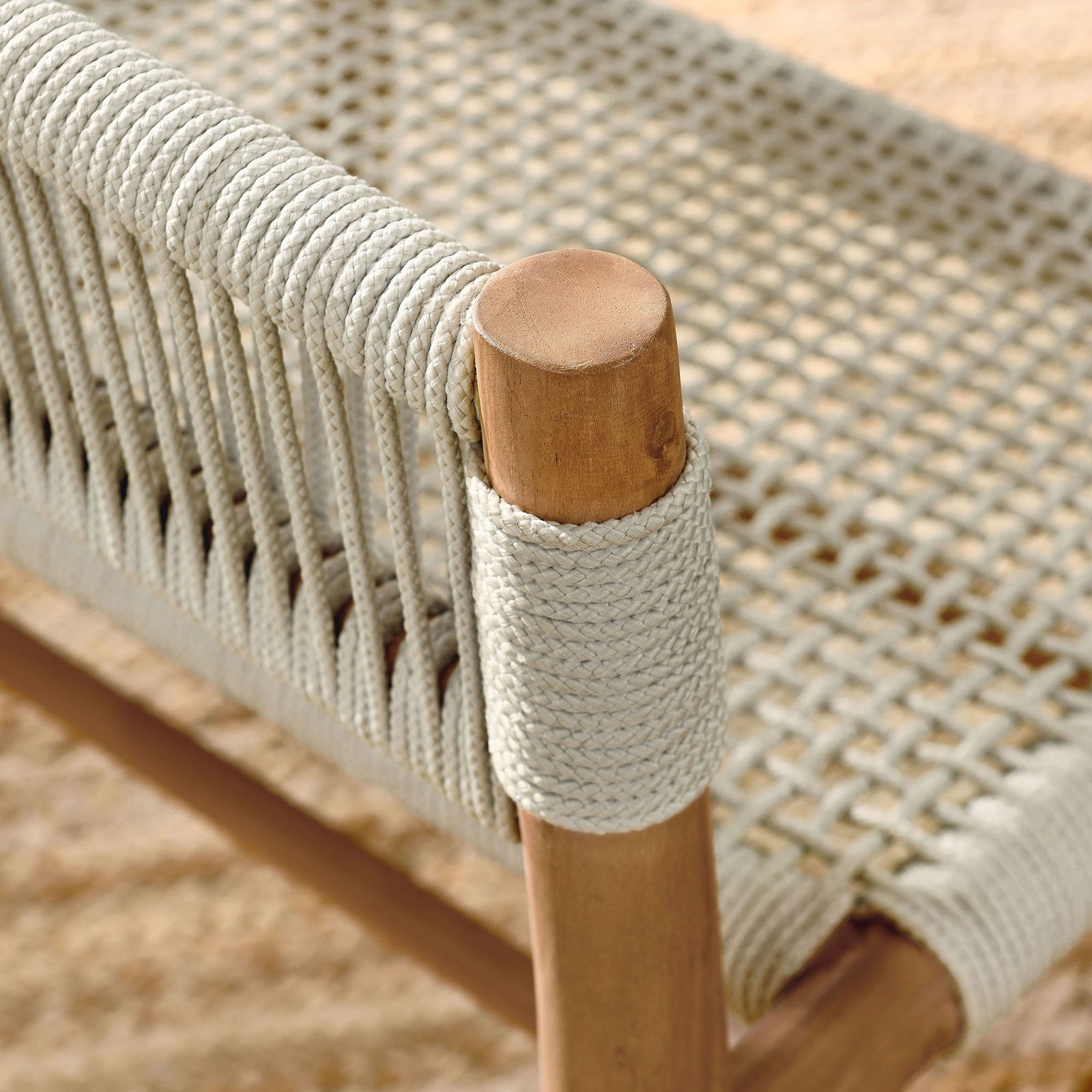 Natural rope wrap and teak post resting on a textured outdoor rug for a light, relaxed outdoor look || EEI-6811-NAT-NAT || swatch_room