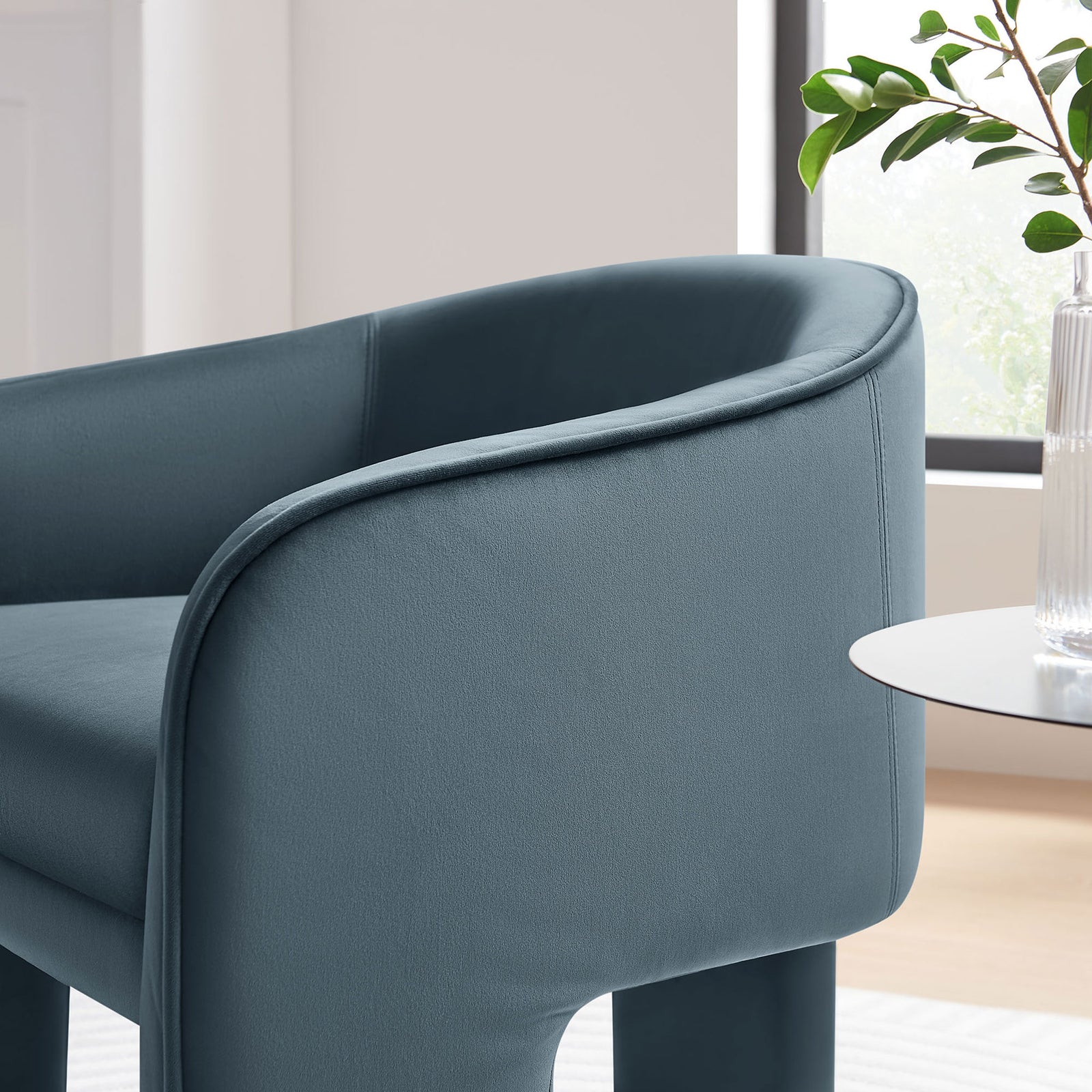 Tailored piping and smooth velvet upholstery highlight the chair's refined craftsmanship || EEI-7102-CAB || detail_room