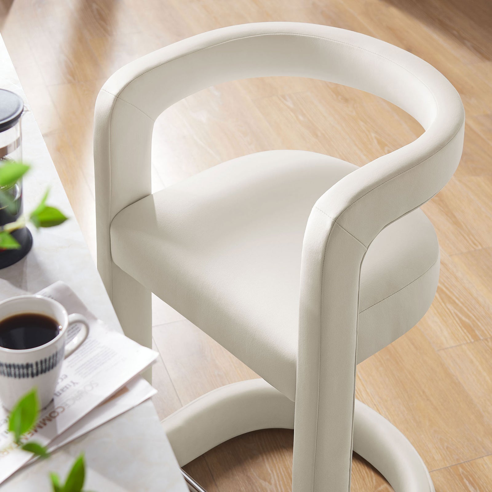 Rounded armrest and plush seat deliver lasting comfort in performance velvet || EEI-7107-ALA || detail_room