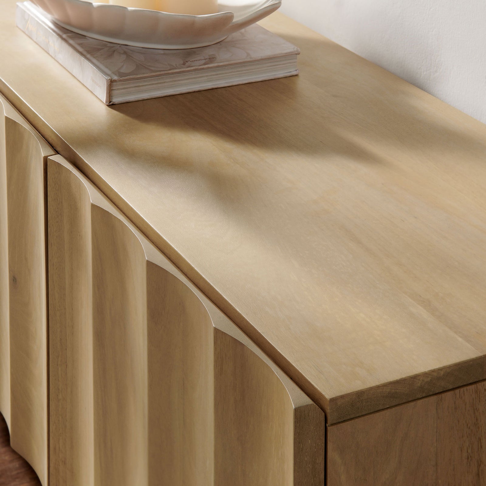 Natural wood TV stand top with flowing scalloped edge and decor accents for an elevated modern look || EEI-7184-NAT || detail_room