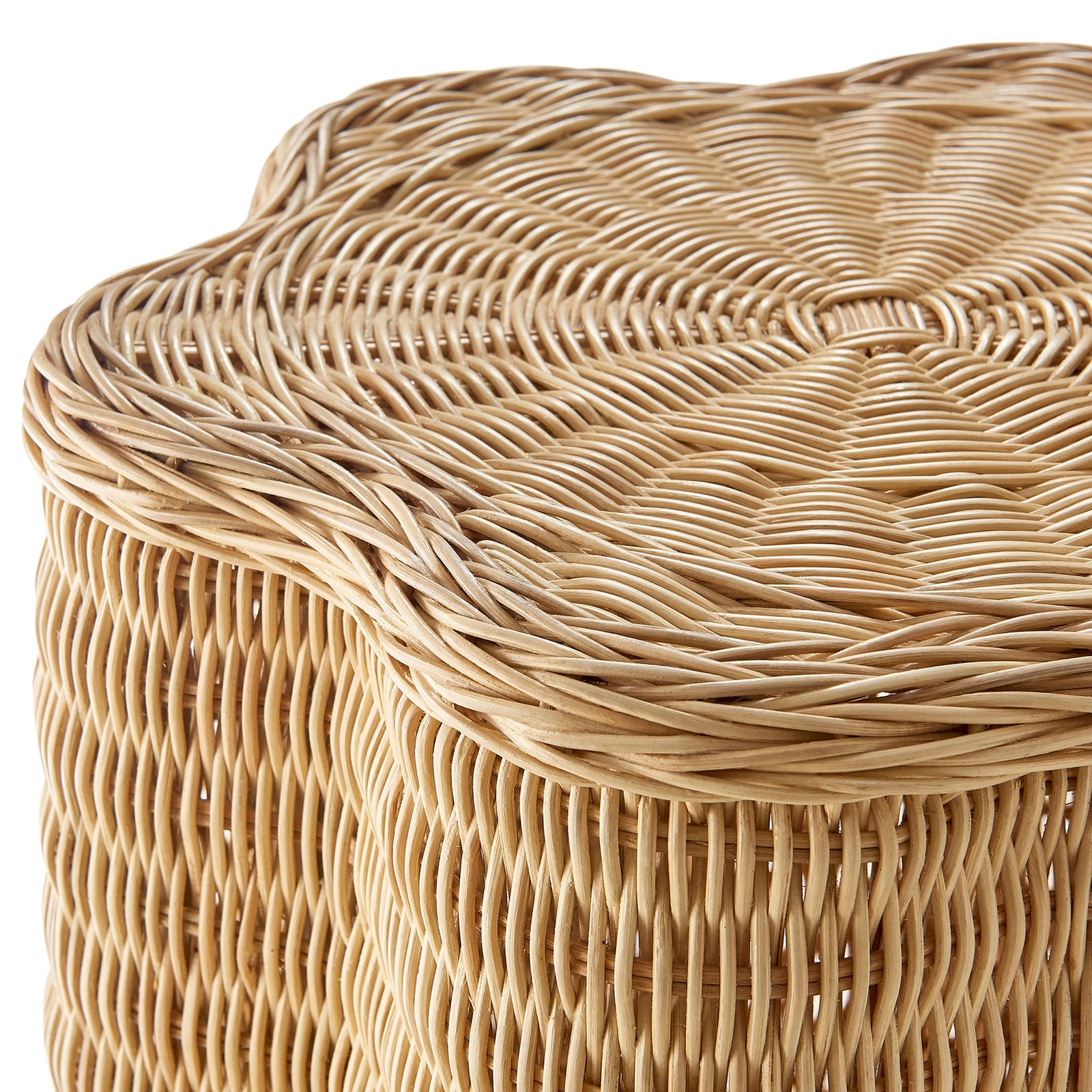 Scalloped rattan edge and smooth rounded lip showcasing the refined artisan craftsmanship || EEI-7366-NAT || detail_studio
