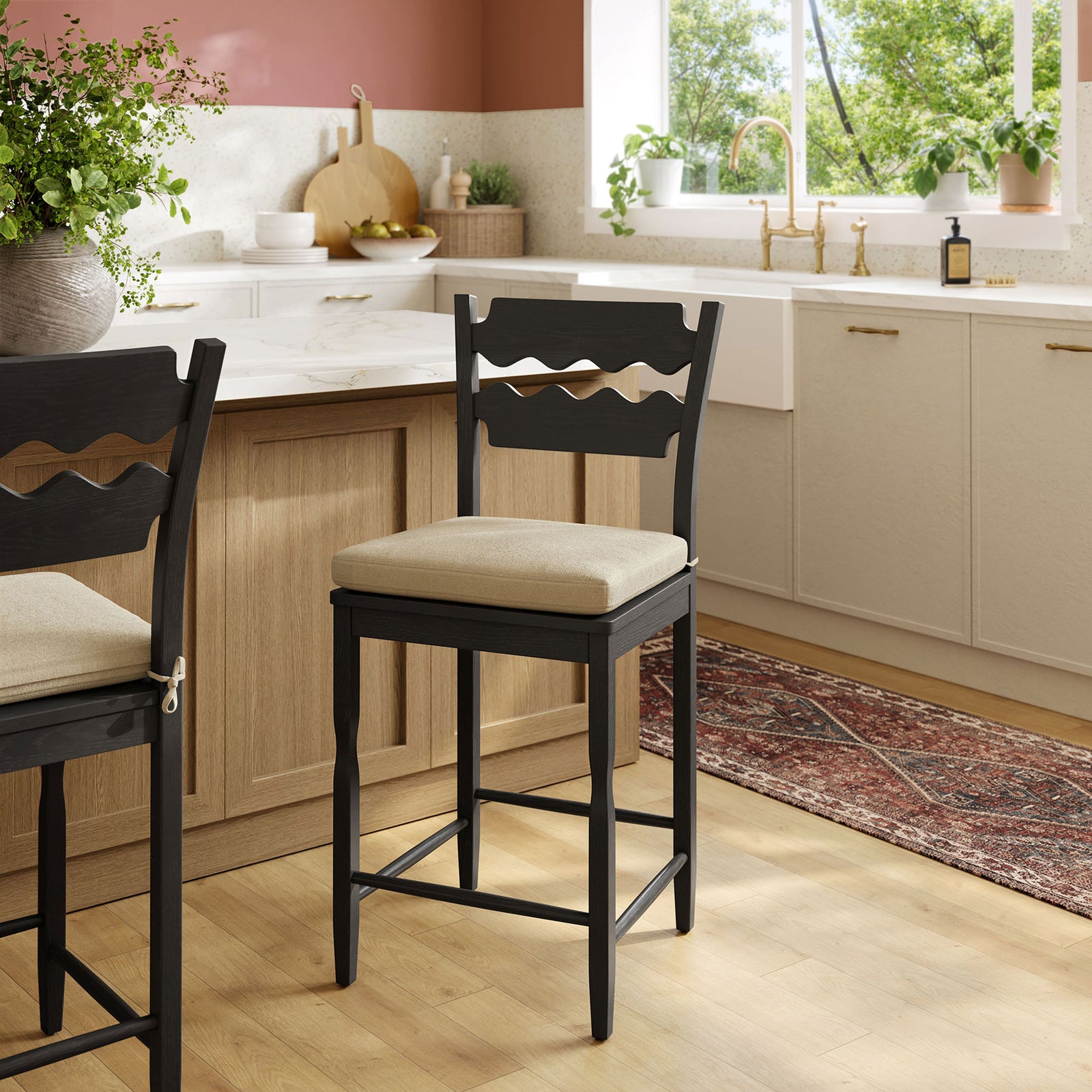 Elevated seating with a bold wavy-back silhouette and inviting cushioned seat for daily dining || EEI-7518-BLK-LIN || front_room