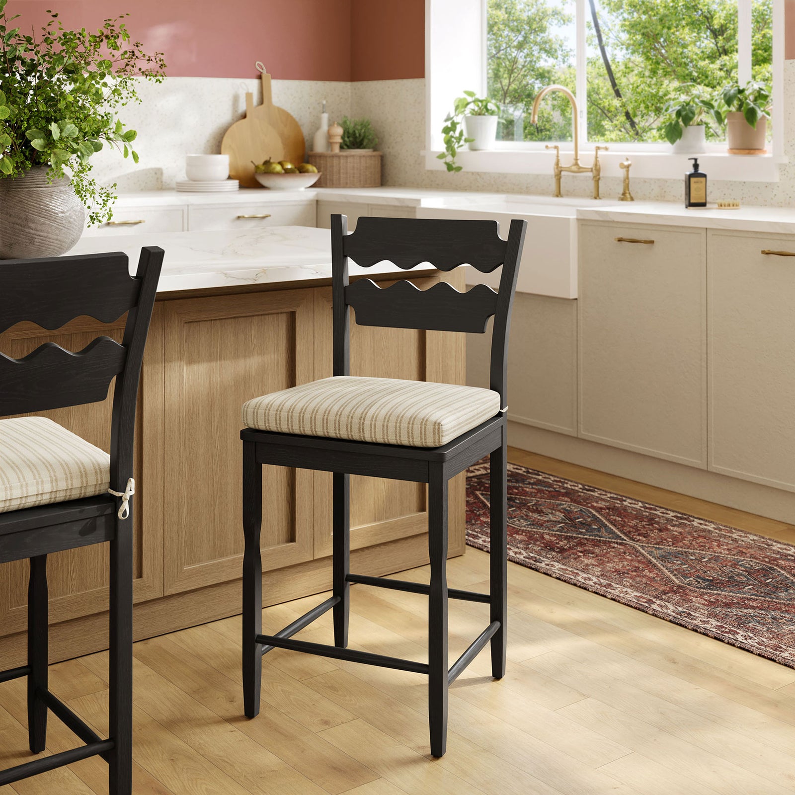 Elevates a warm kitchen with its wavy back and striped cushion, pairing with wood cabinetry. || EEI-7518-BLK-OAS || front_angle_room