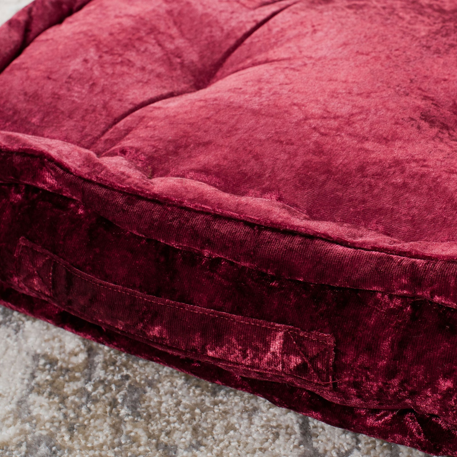 Lustrous burgundy tufting meets a thick, stitched cushion border. || FLP1001H-1818 || detail_room