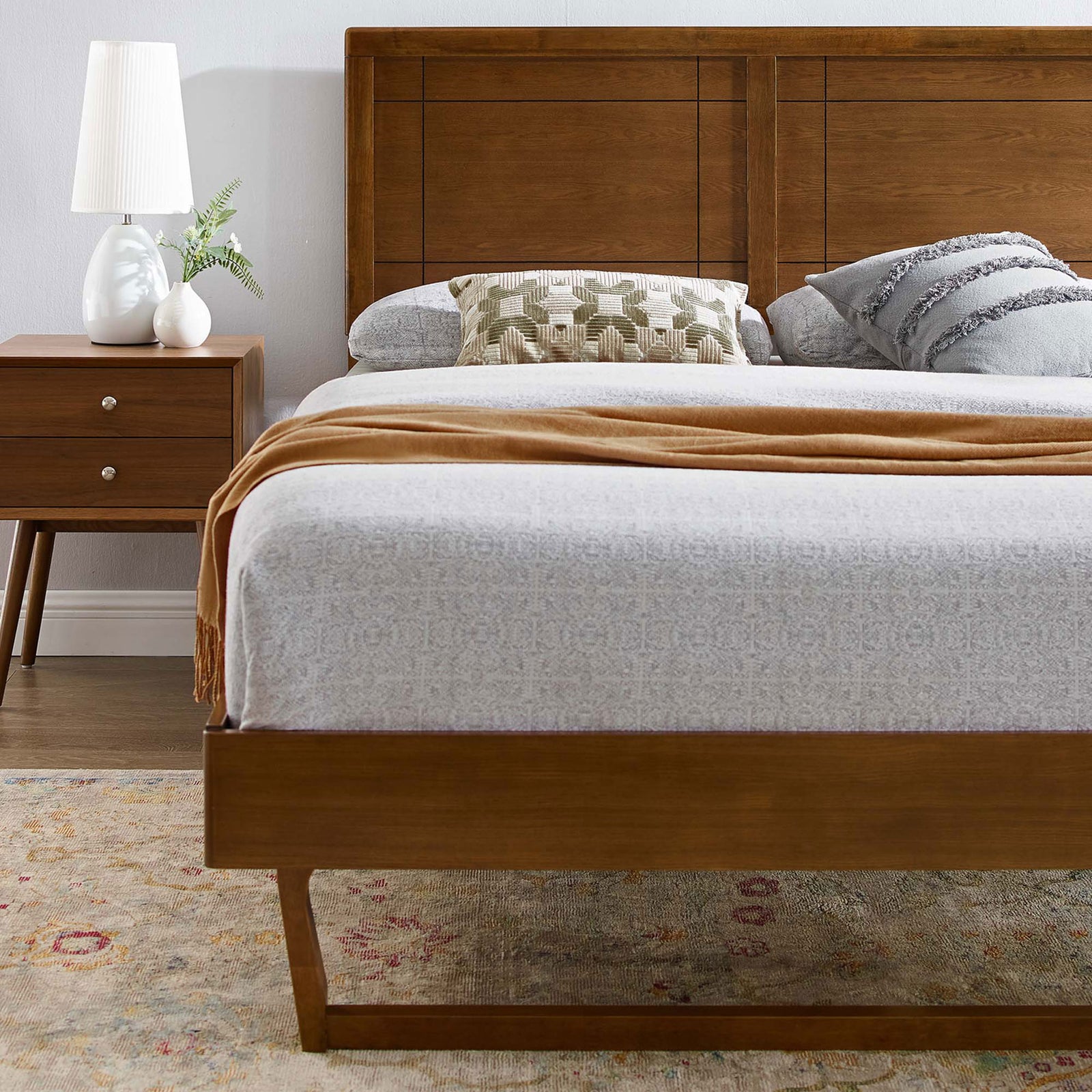Warm walnut platform bed brings mid-century charm with an angular base and panel headboard || MOD-6381-WAL || detail_room