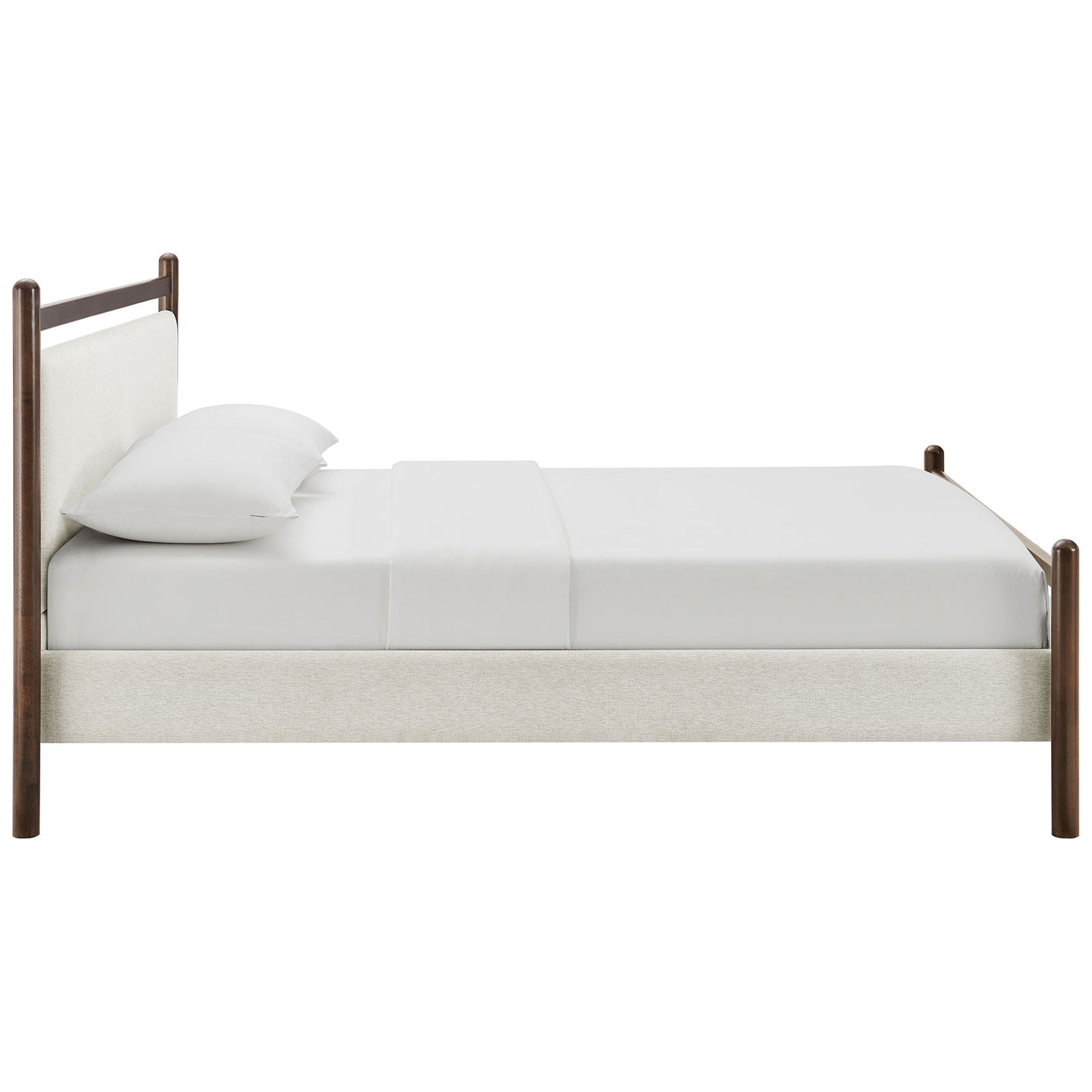 Streamlined profile with upholstered rails and a padded headboard set against solid wood posts || MOD-7248-WEN-HEI || side_studio