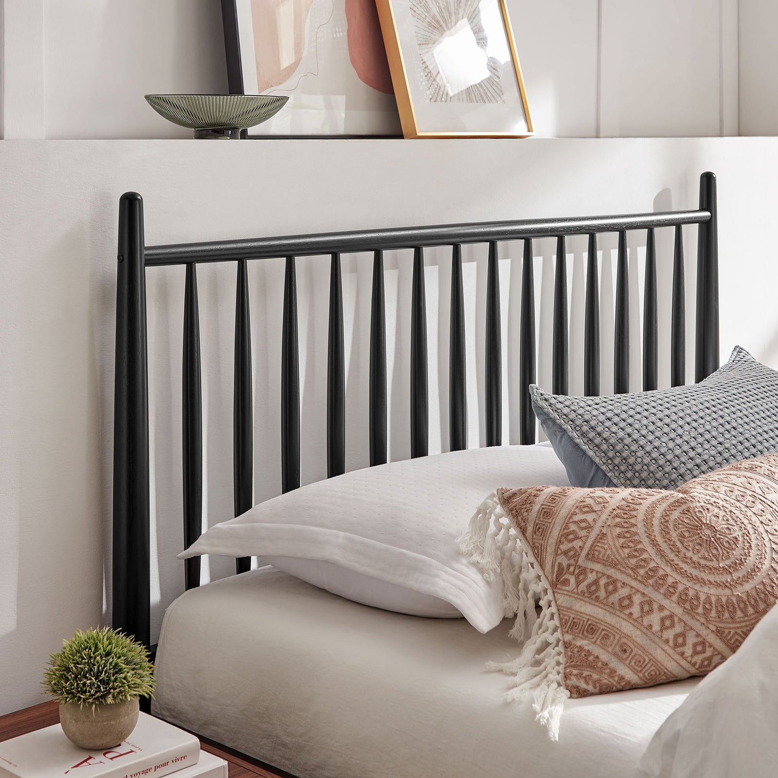 Elegant spindle headboard with rounded posts adds texture and height to the bed || MOD-7303-BLK || detail_room