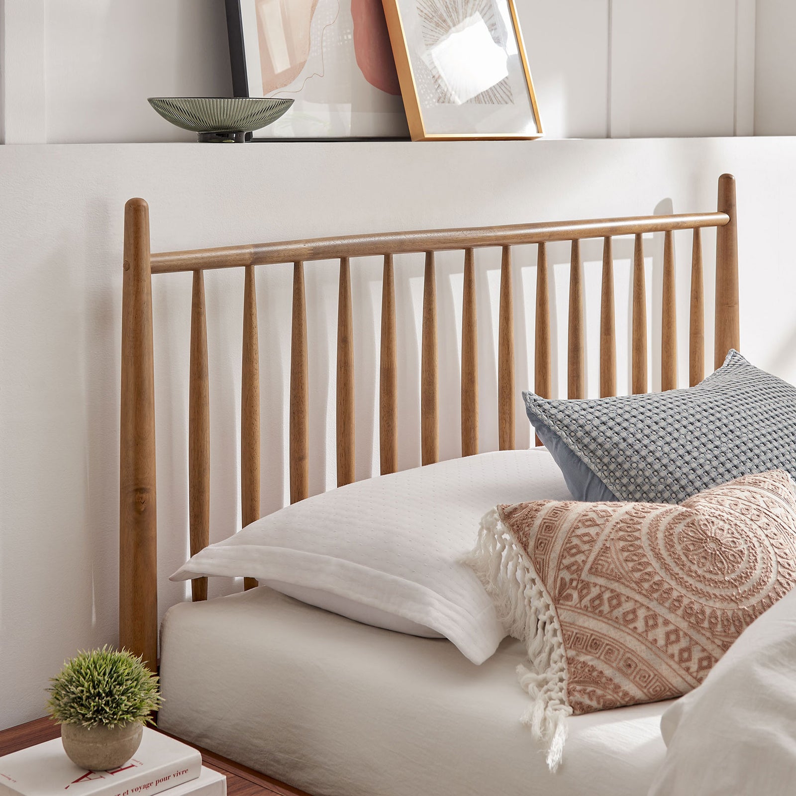 Tall spindle headboard showcases the warm walnut grain and mid-century character. || MOD-7303-WAL || detail_room