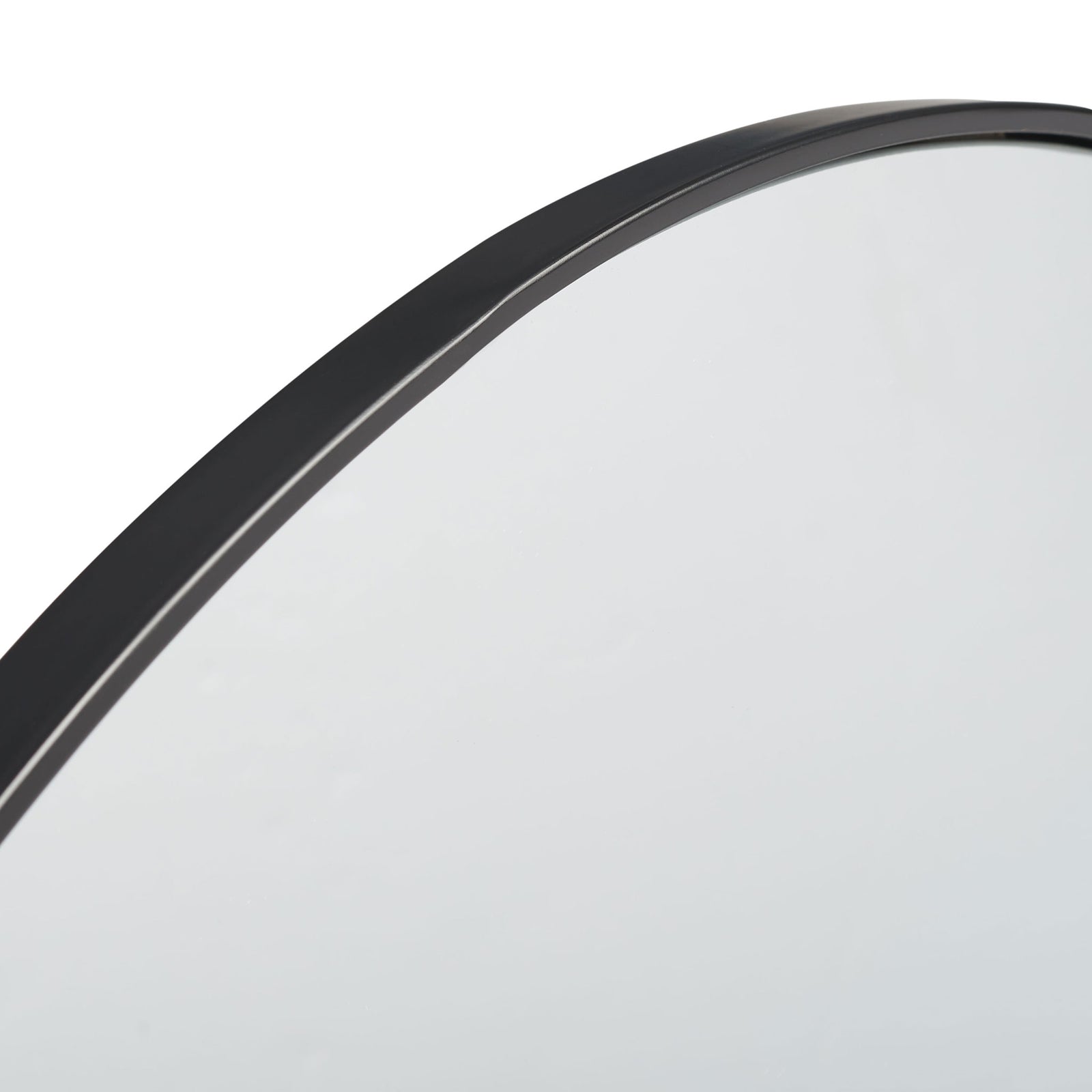 A slender black metal rim gives the round mirror a crisp, contemporary outline || MRR2000B || detail_studio