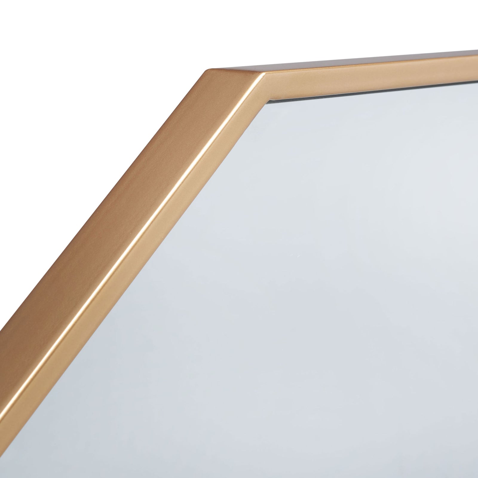 Brass-finished metal trim lends warmth to the mirror's crisp, angled edge || MRR2010A || detail_studio