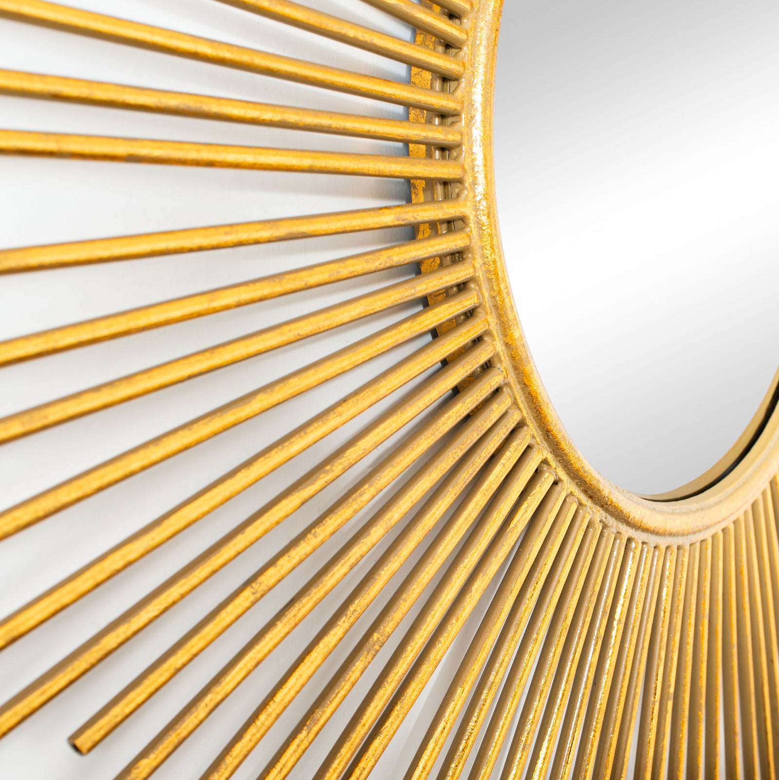 A round mirror meets a warm gold rim and closely spaced rays for eye-catching depth || MRR3009A || detail_studio