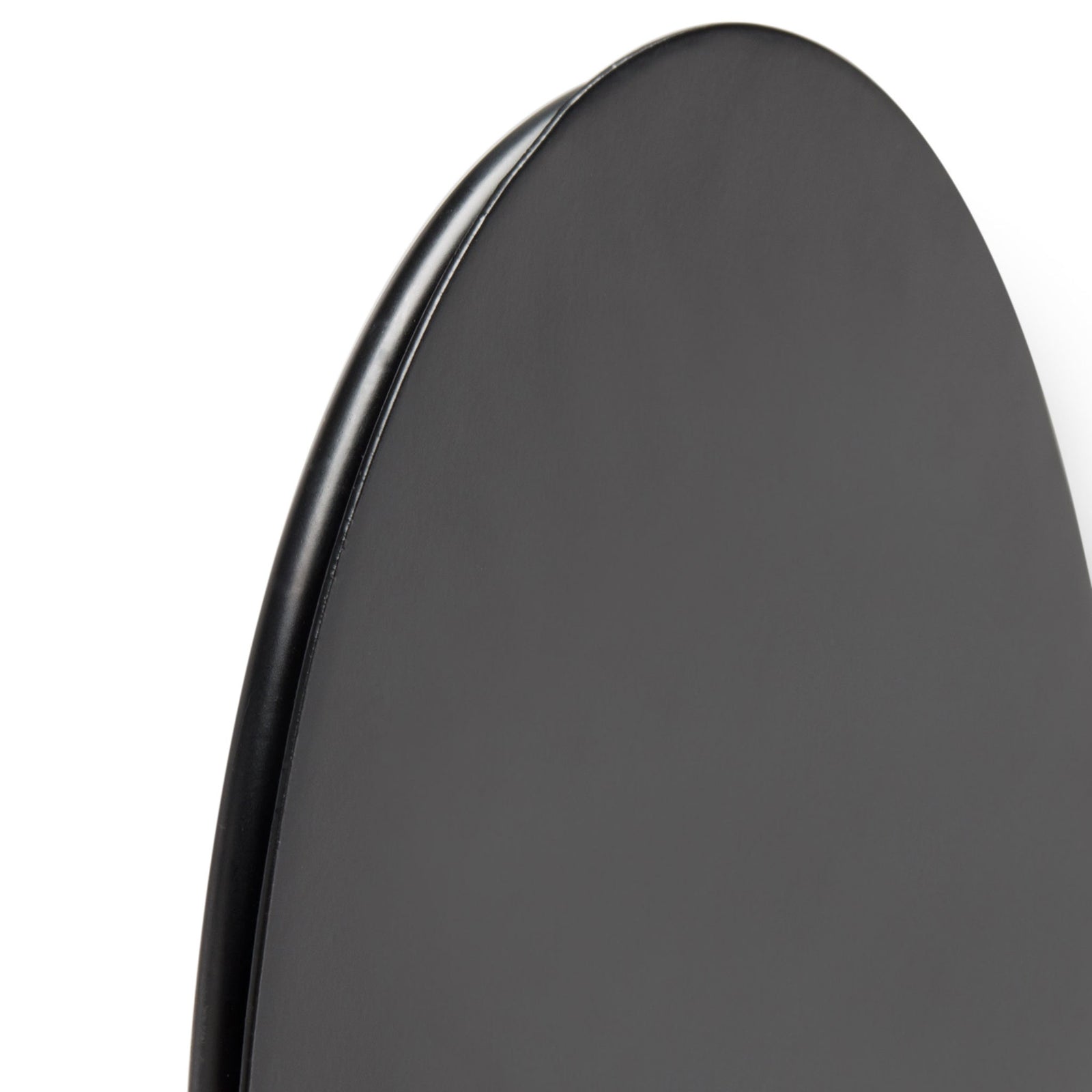 Smooth matte black metal and gently curved edges bring understated depth to the circular accent. || MRR3072A || detail_studio