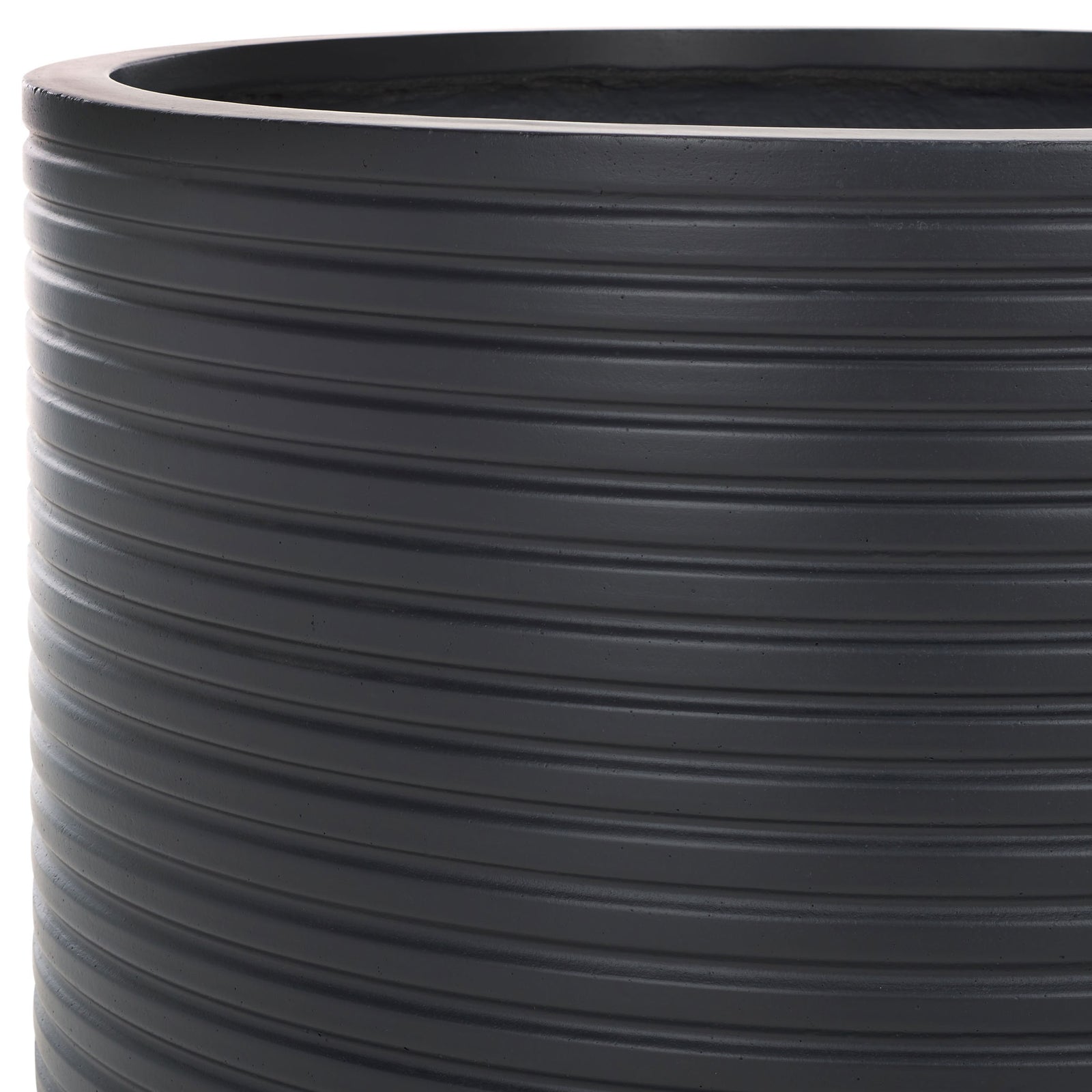 A sleek black rim rises above the planter's finely grooved sides and smooth inner wall || PAT1531A || detail_studio
