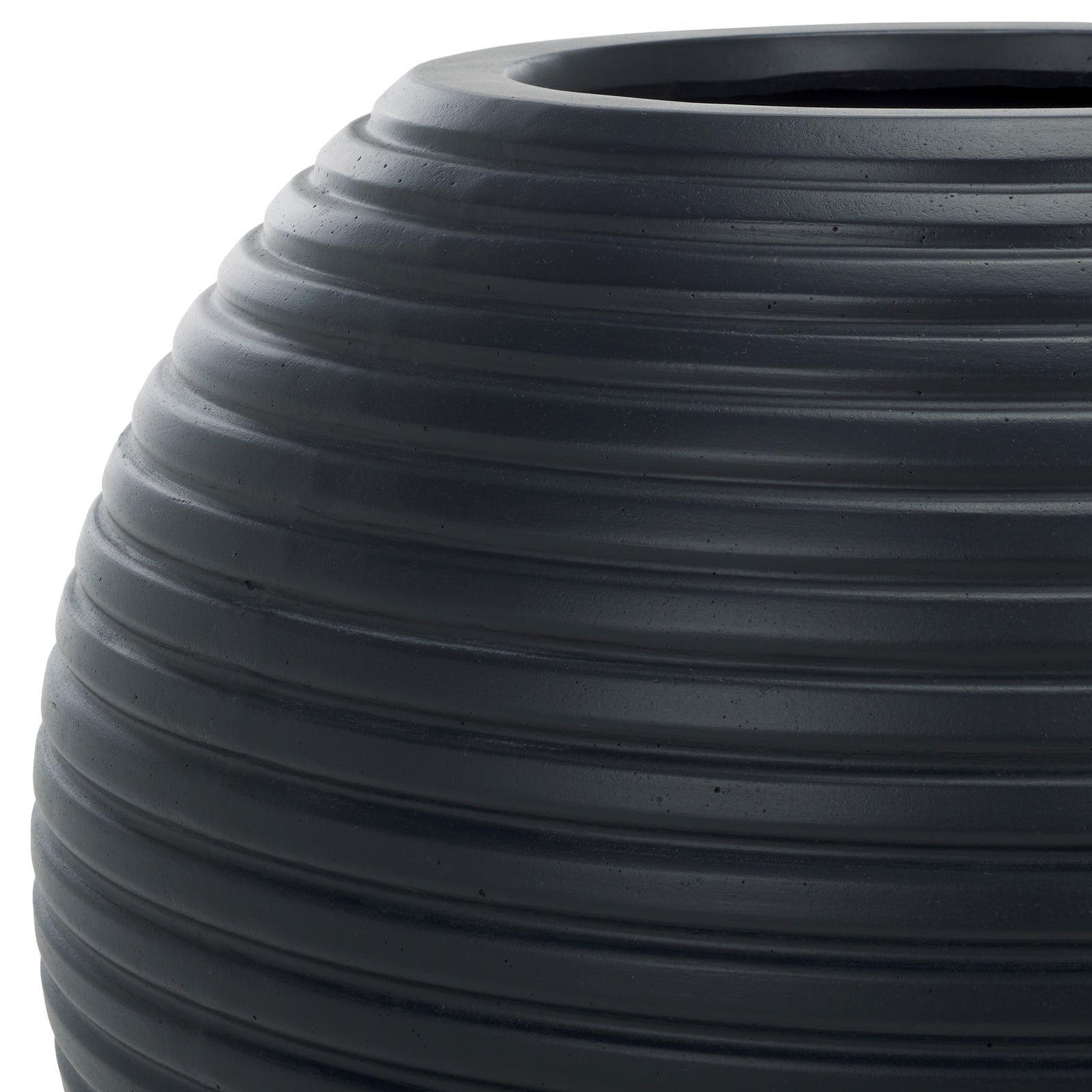 Deep black finish accentuates the thick rim and sculpted ribs of this round planter. || PAT1534A || detail_studio