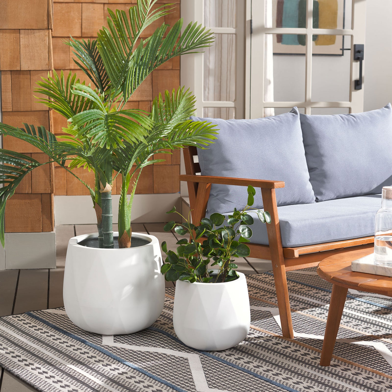 White planters brighten a patio seating area with lush tropical greenery. || PAT1536C-SET2 || front_room