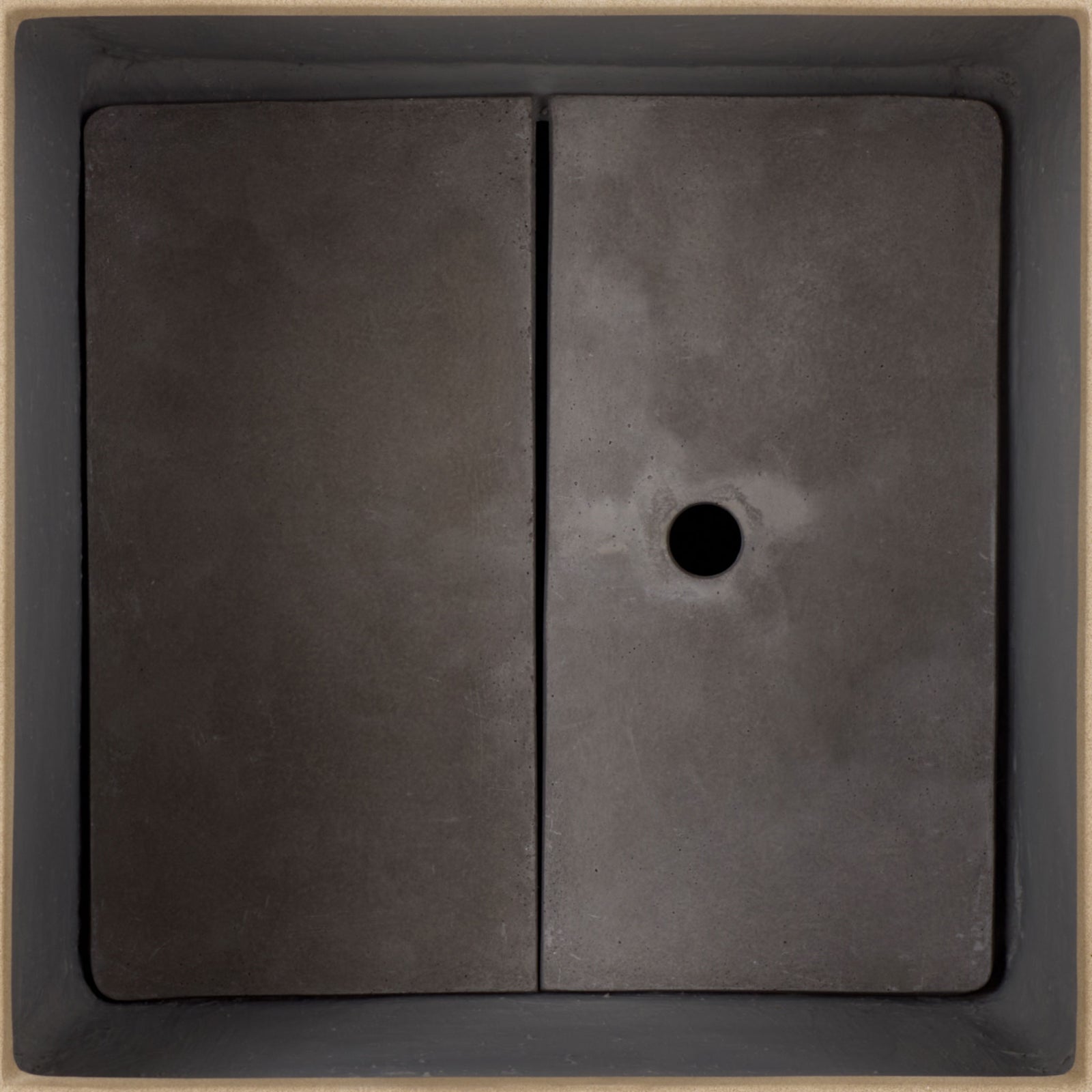 A roomy square planting well has a two-panel base with a drainage opening. || PAT1544B || top_studio