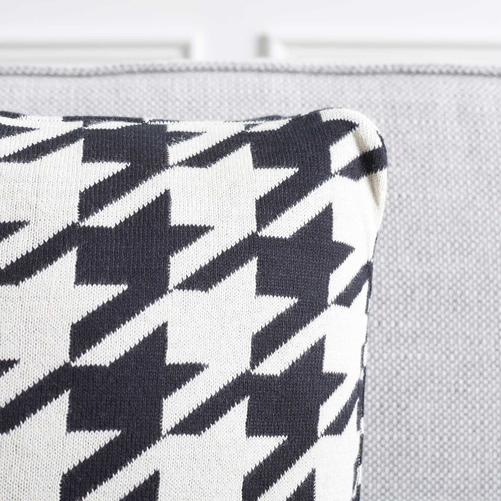 Piped edge and textured weave accent the bold black and ivory houndstooth pattern || PLS400A-1818-SET2 || corner_room