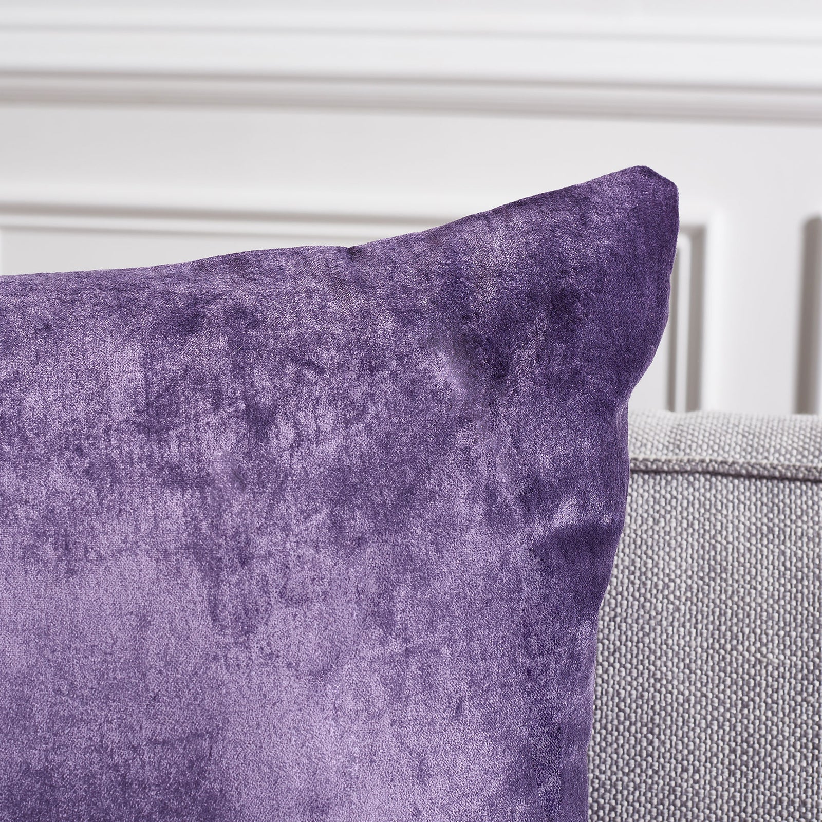 A deep purple pillow corner highlights plush texture and a softly tailored edge. || PLS500E-2222-SET2 || detail_room
