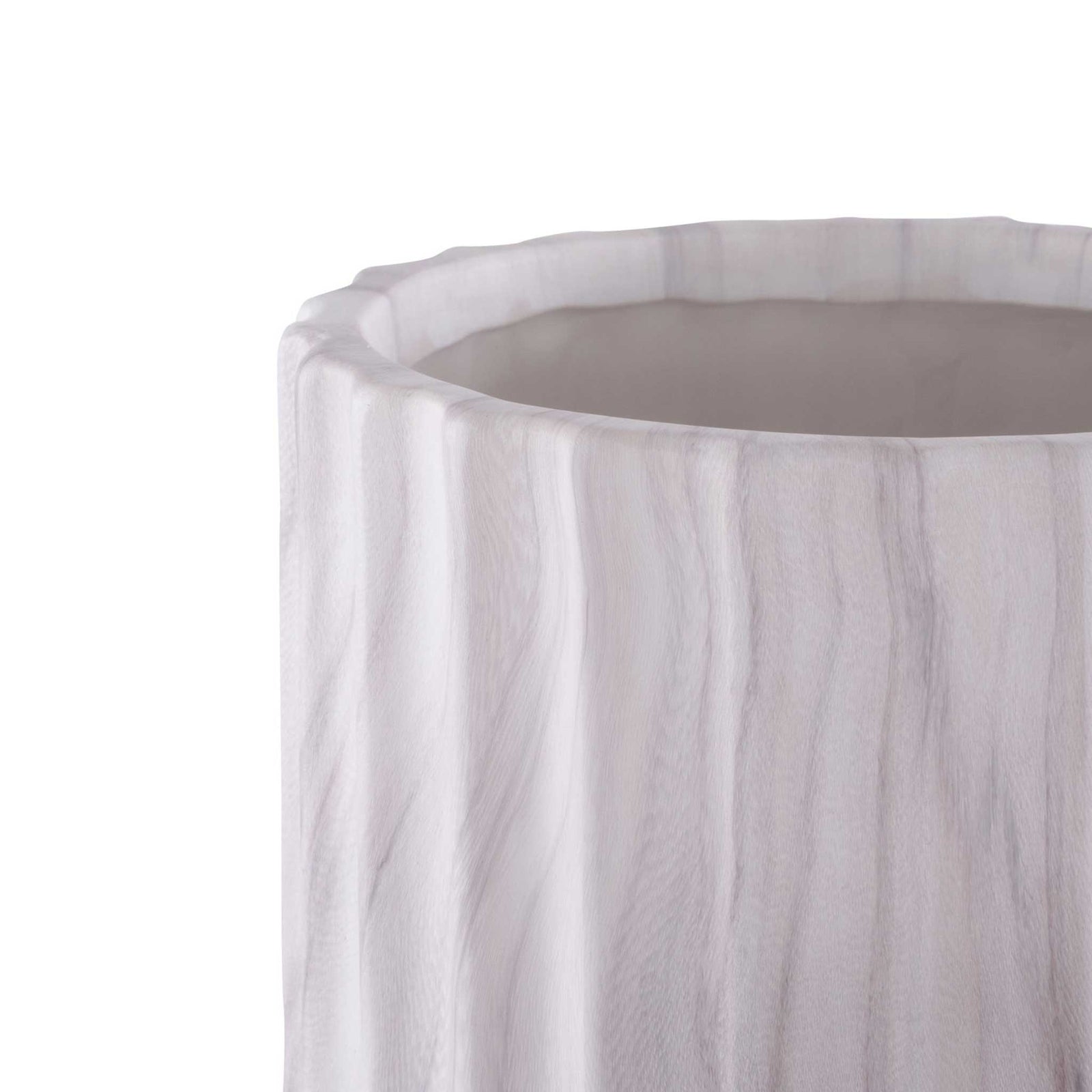 Crisp fluted rim and subtle gray veining add refined texture to the ceramic finish || RDC4022A-SET2 || detail_studio
