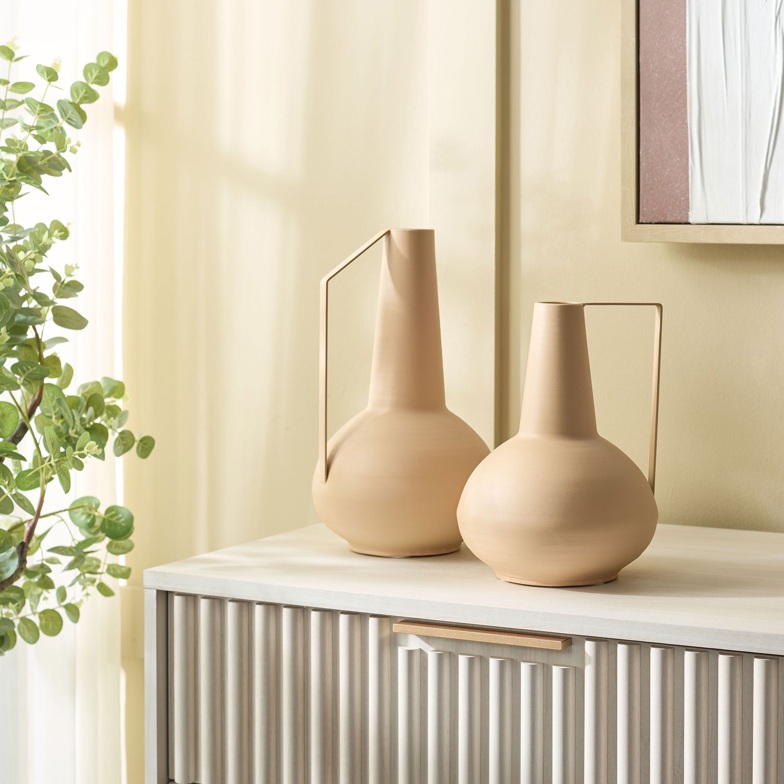 Beige iron vases in two heights bring sculptural warmth to a modern console. || RDC4049A-SET2 || front_room