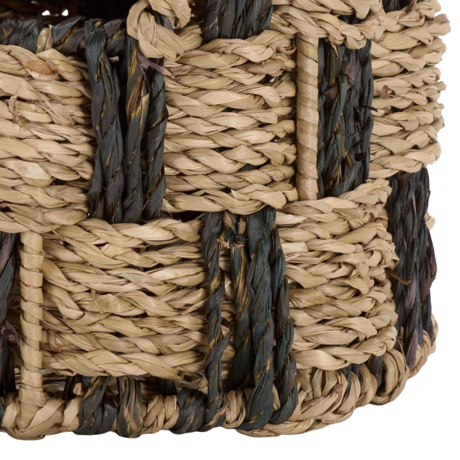 Alternating natural and dark seagrass strands finish the basket's woven base. || STG1823A || leg_studio
